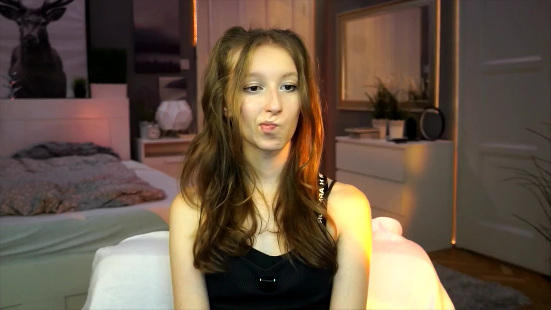 Gallery image thumbnail from Kira9's myfreecams stream on, 09/12/2025, 18:50 image 8 of 20