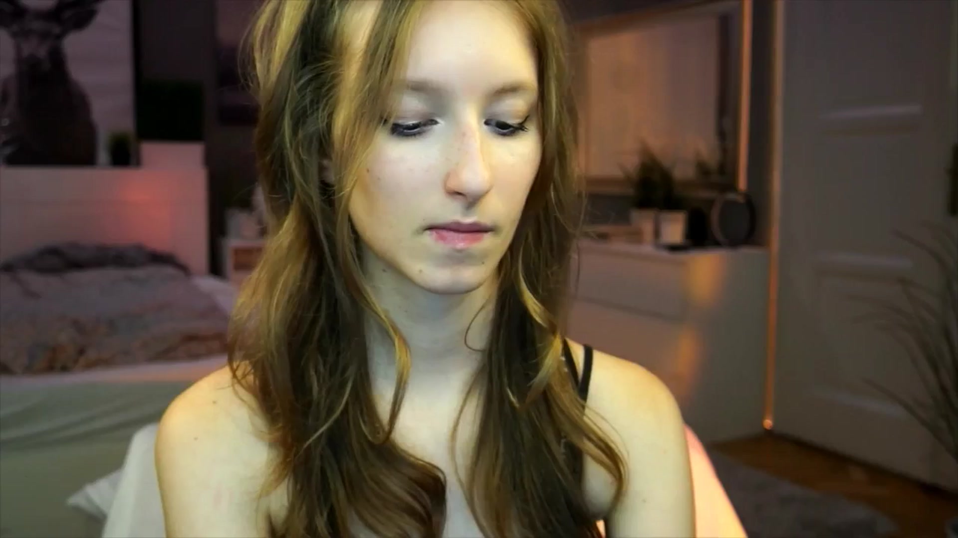 Gallery image thumbnail from Kira9's myfreecams stream on, 09/12/2025, 21:32 image 4 of 20