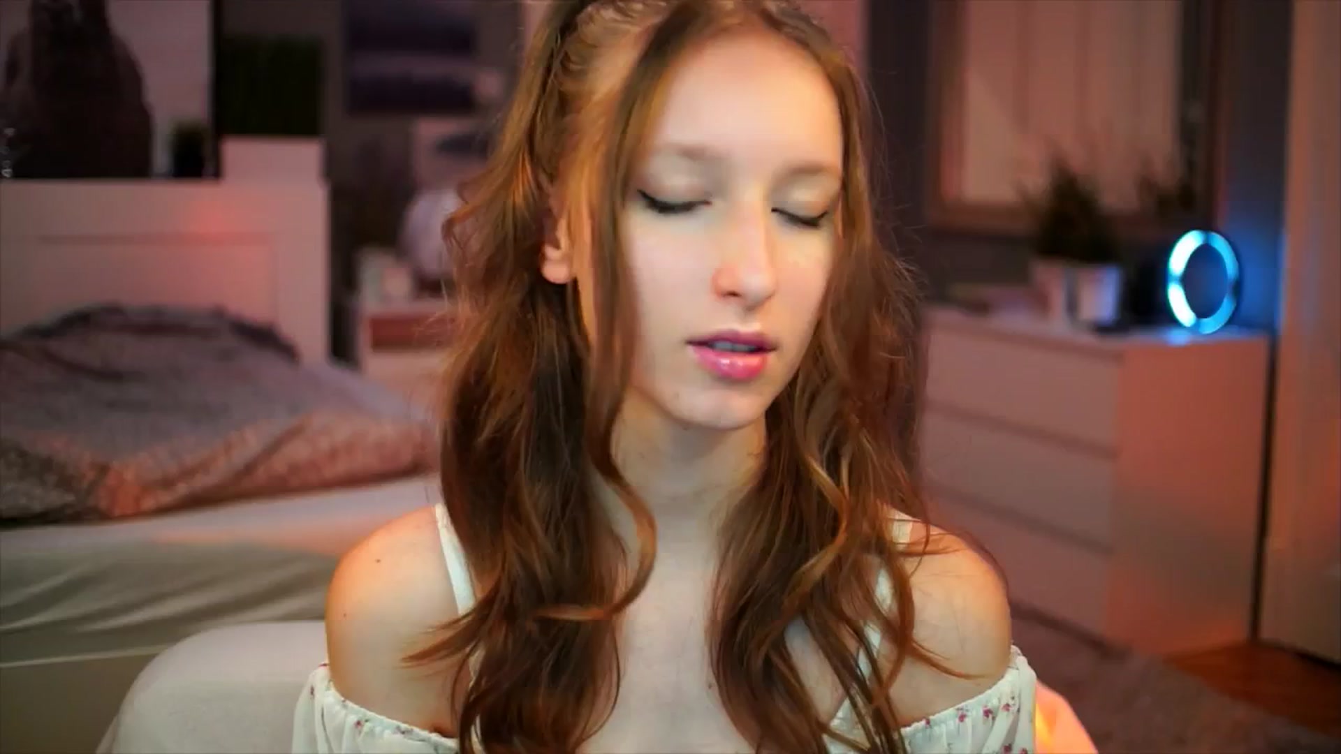 Gallery image thumbnail from Kira9's myfreecams stream on, 09/14/2025, 17:44 image 3 of 20