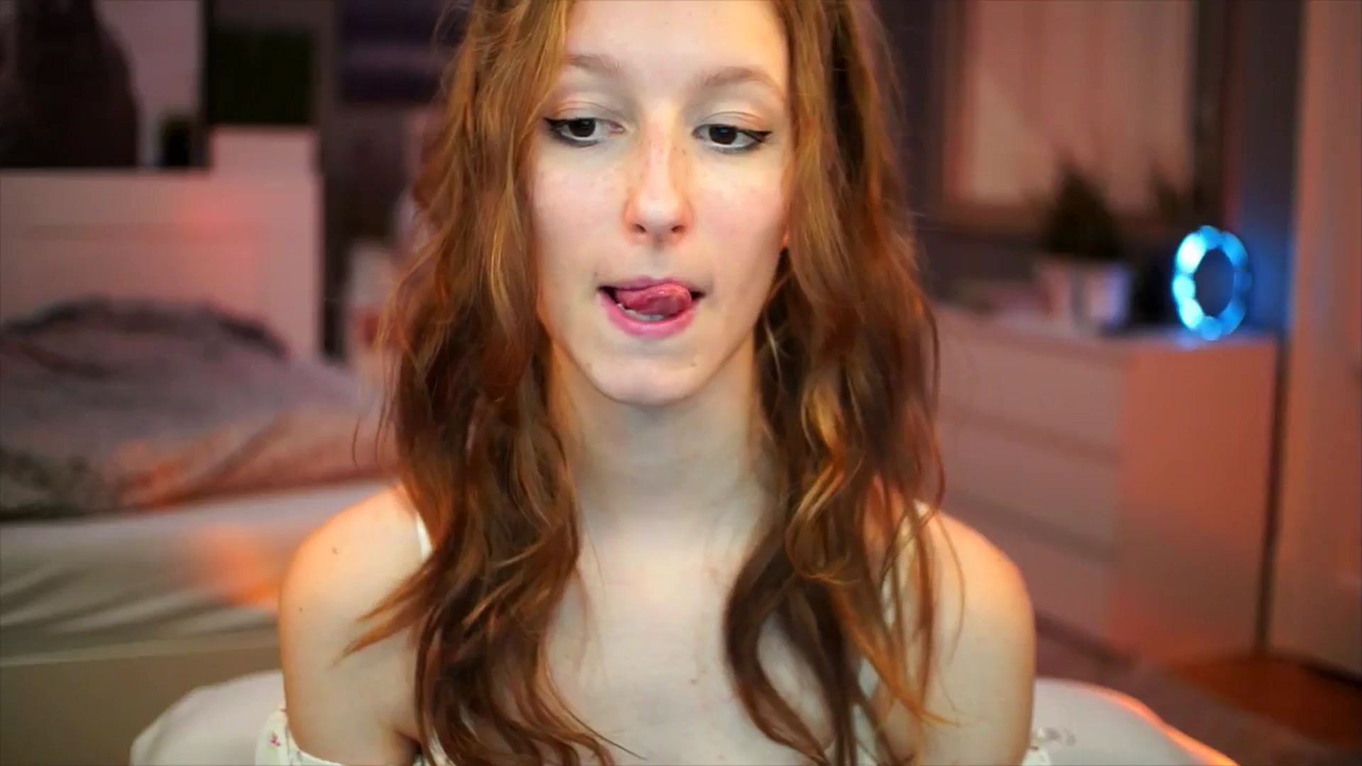 Gallery image thumbnail from Kira9's myfreecams stream on, 09/14/2025, 19:44 image 19 of 20