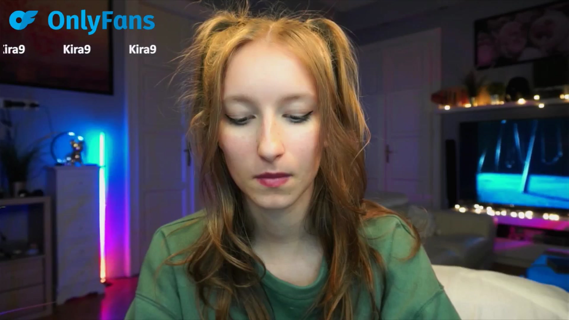 Gallery image thumbnail from Kira9's myfreecams stream on, 09/19/2025, 21:31 image 16 of 20