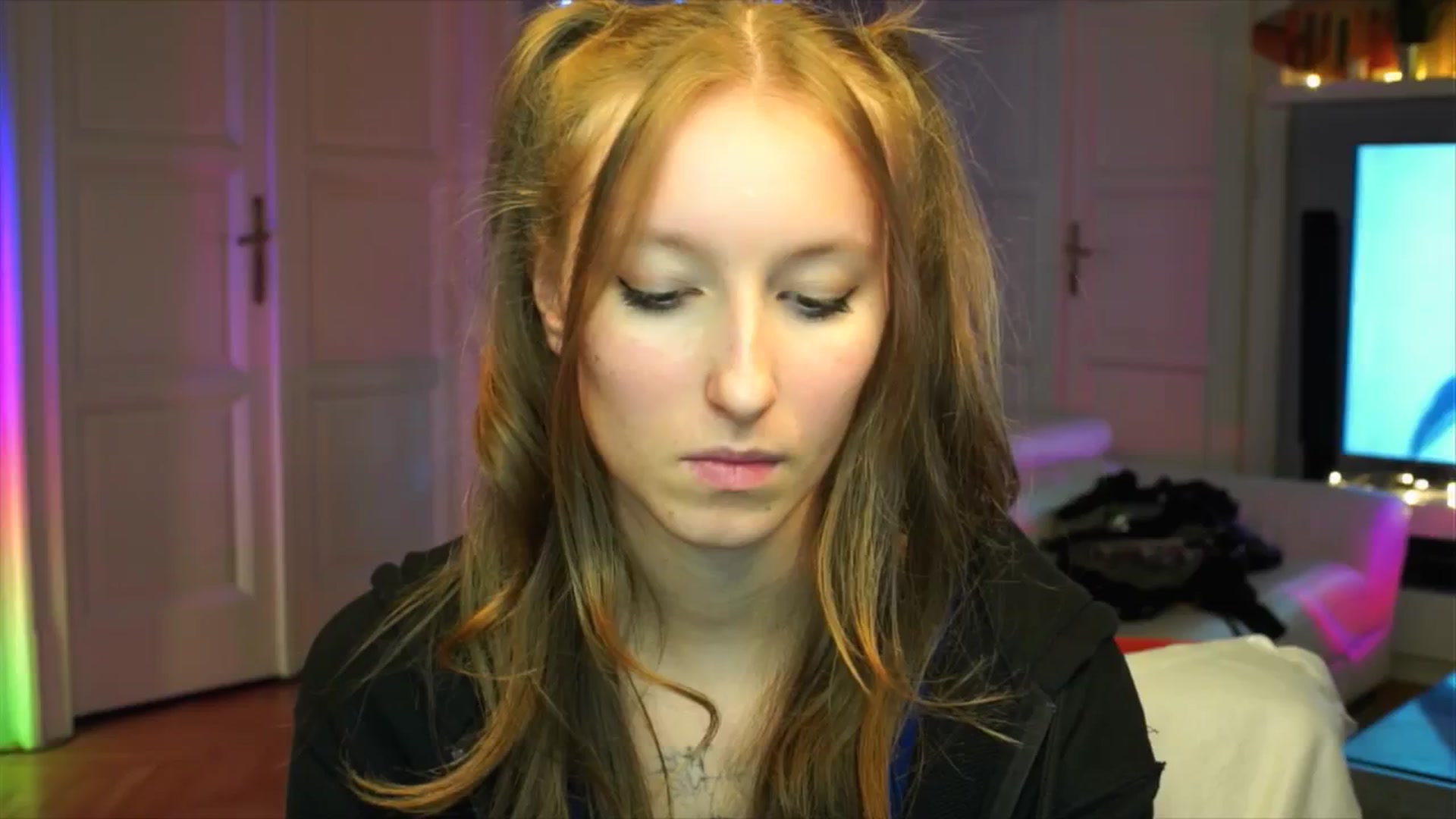 Gallery image thumbnail from Kira9's myfreecams stream on, 10/03/2025, 20:19 image 16 of 20
