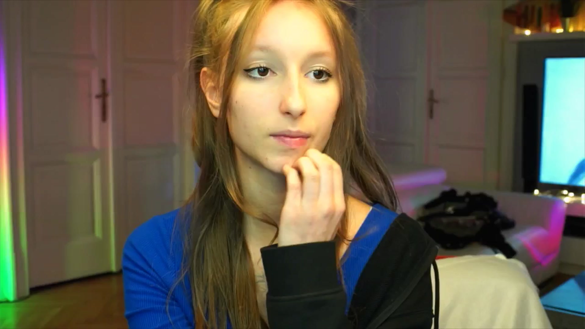 Gallery image thumbnail from Kira9's myfreecams stream on, 10/03/2025, 20:19 image 7 of 20