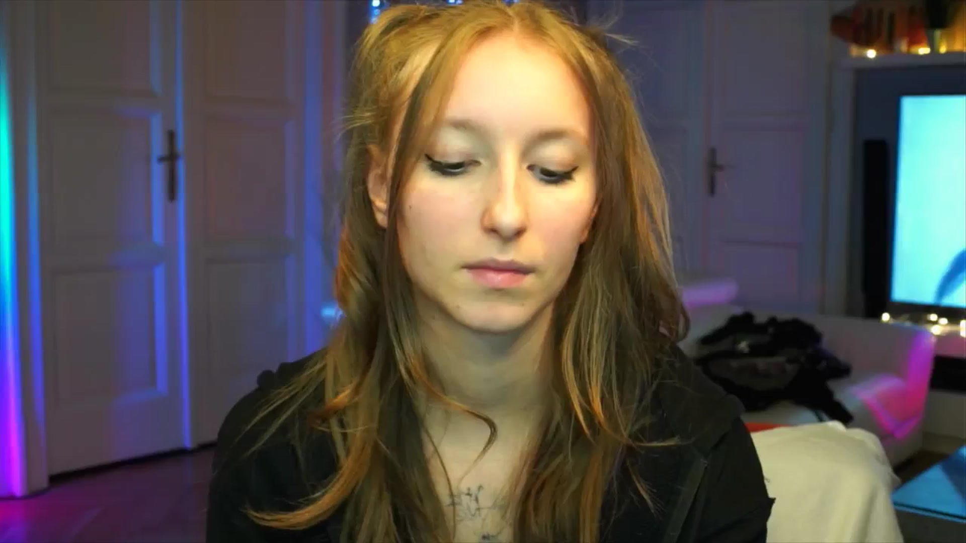Gallery image thumbnail from Kira9's myfreecams stream on, 10/03/2025, 20:19 image 15 of 20