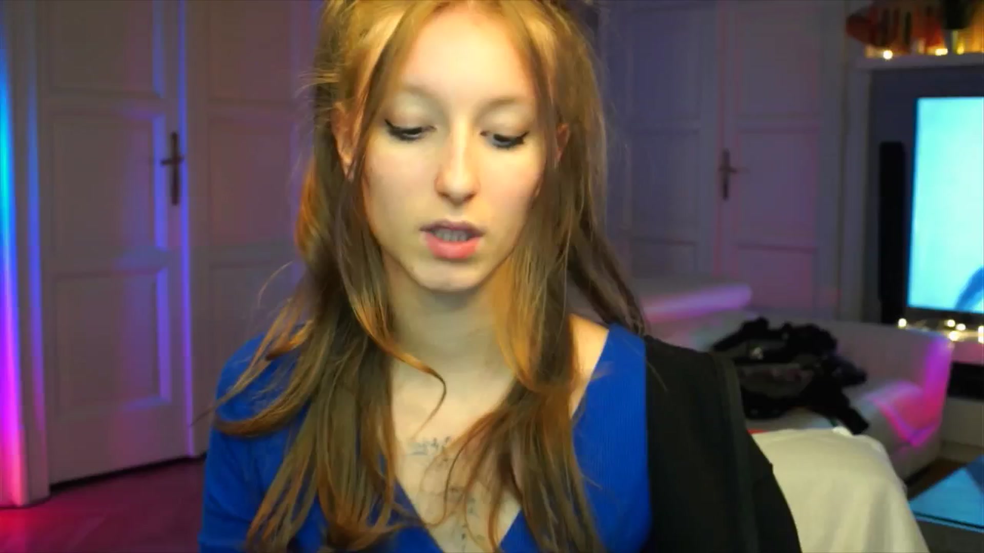 Gallery image thumbnail from Kira9's myfreecams stream on, 10/03/2025, 20:19 image 6 of 20