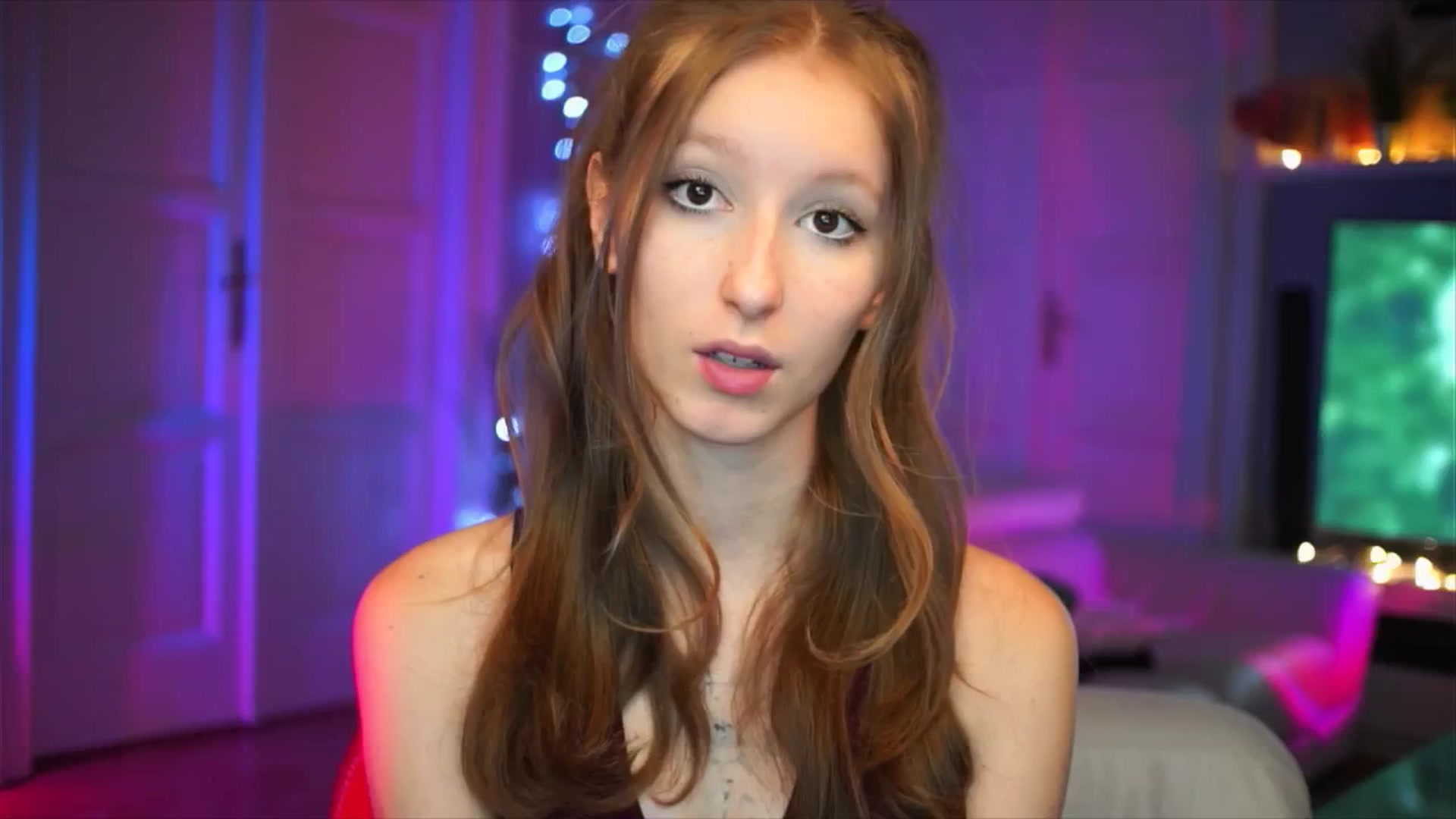 Gallery image thumbnail from Kira9's myfreecams stream on, 10/04/2025, 17:00 image 4 of 20