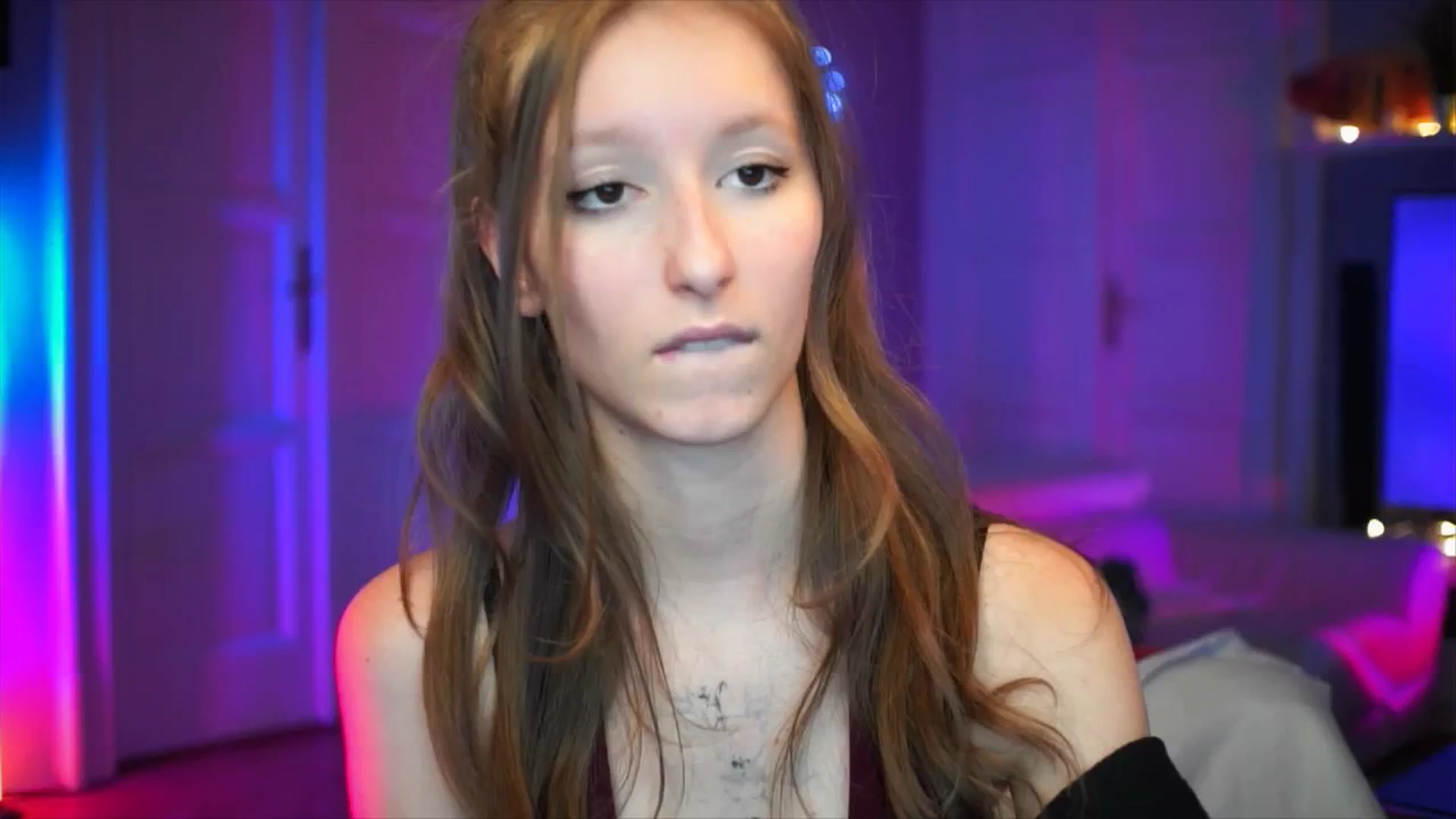Gallery image thumbnail from Kira9's myfreecams stream on, 10/04/2025, 19:48 image 17 of 20