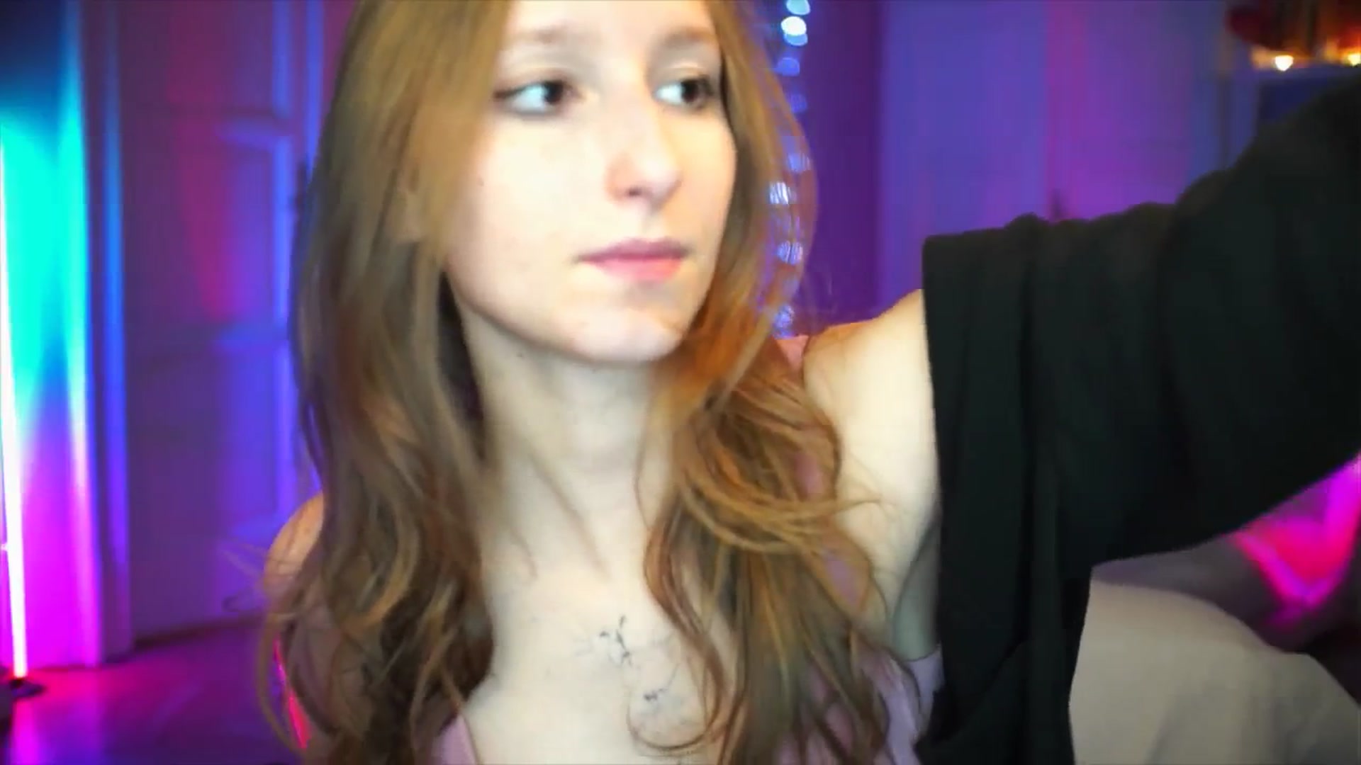 Gallery image thumbnail from Kira9's myfreecams stream on, 10/05/2025, 17:30 image 2 of 20