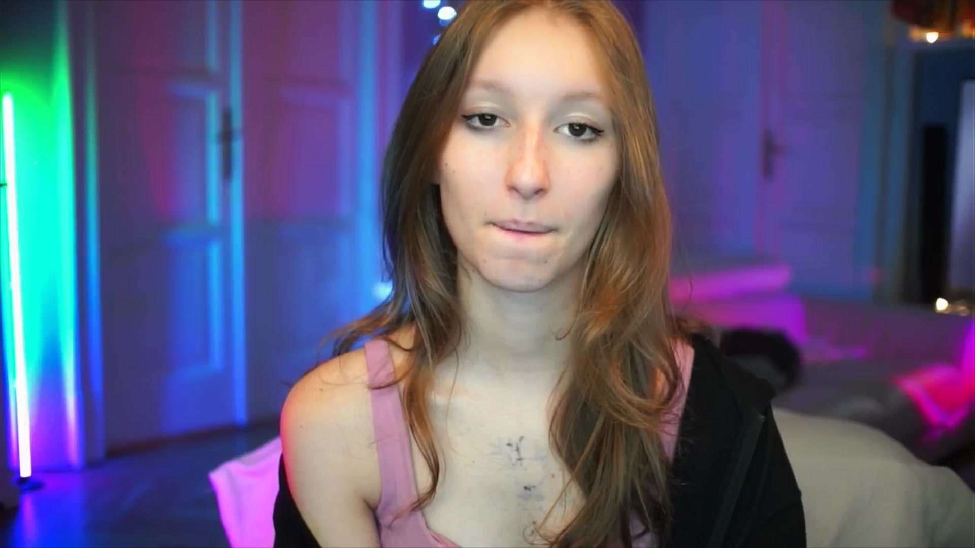 Gallery image thumbnail from Kira9's myfreecams stream on, 10/05/2025, 17:30 image 8 of 20
