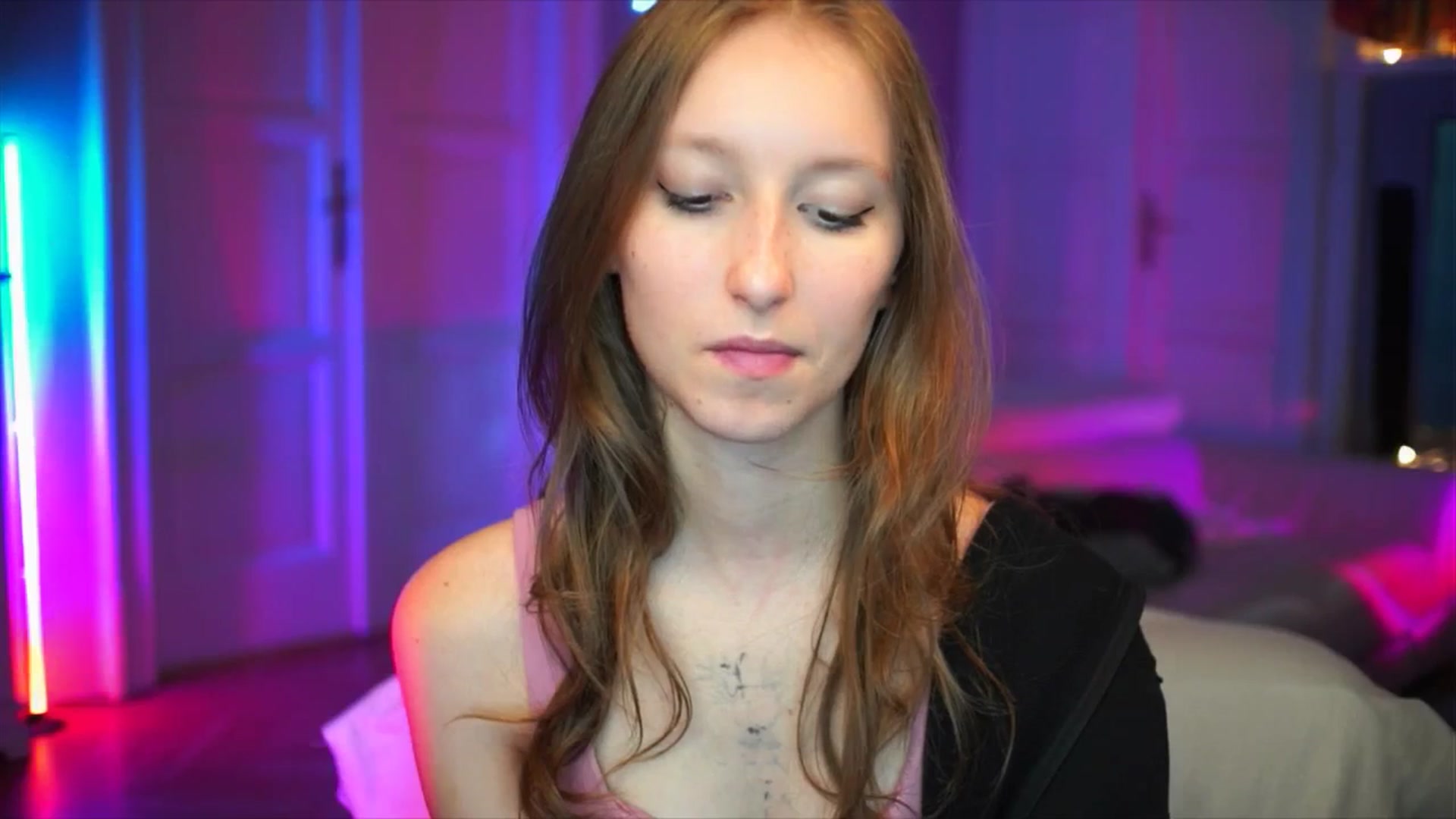 Gallery image thumbnail from Kira9's myfreecams stream on, 10/05/2025, 17:30 image 13 of 20