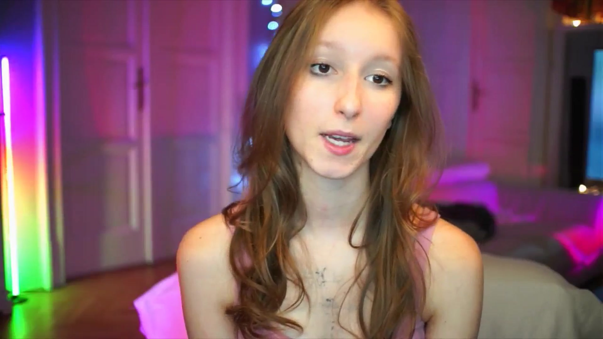 Gallery image thumbnail from Kira9's myfreecams stream on, 10/05/2025, 17:30 image 15 of 20