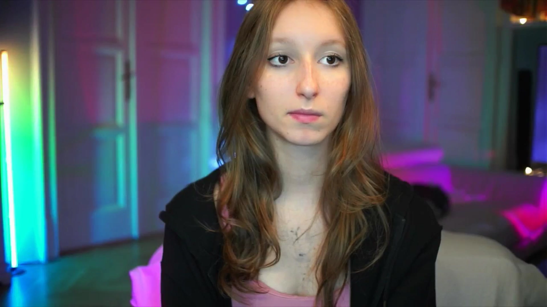 Gallery image thumbnail from Kira9's myfreecams stream on, 10/05/2025, 17:30 image 17 of 20
