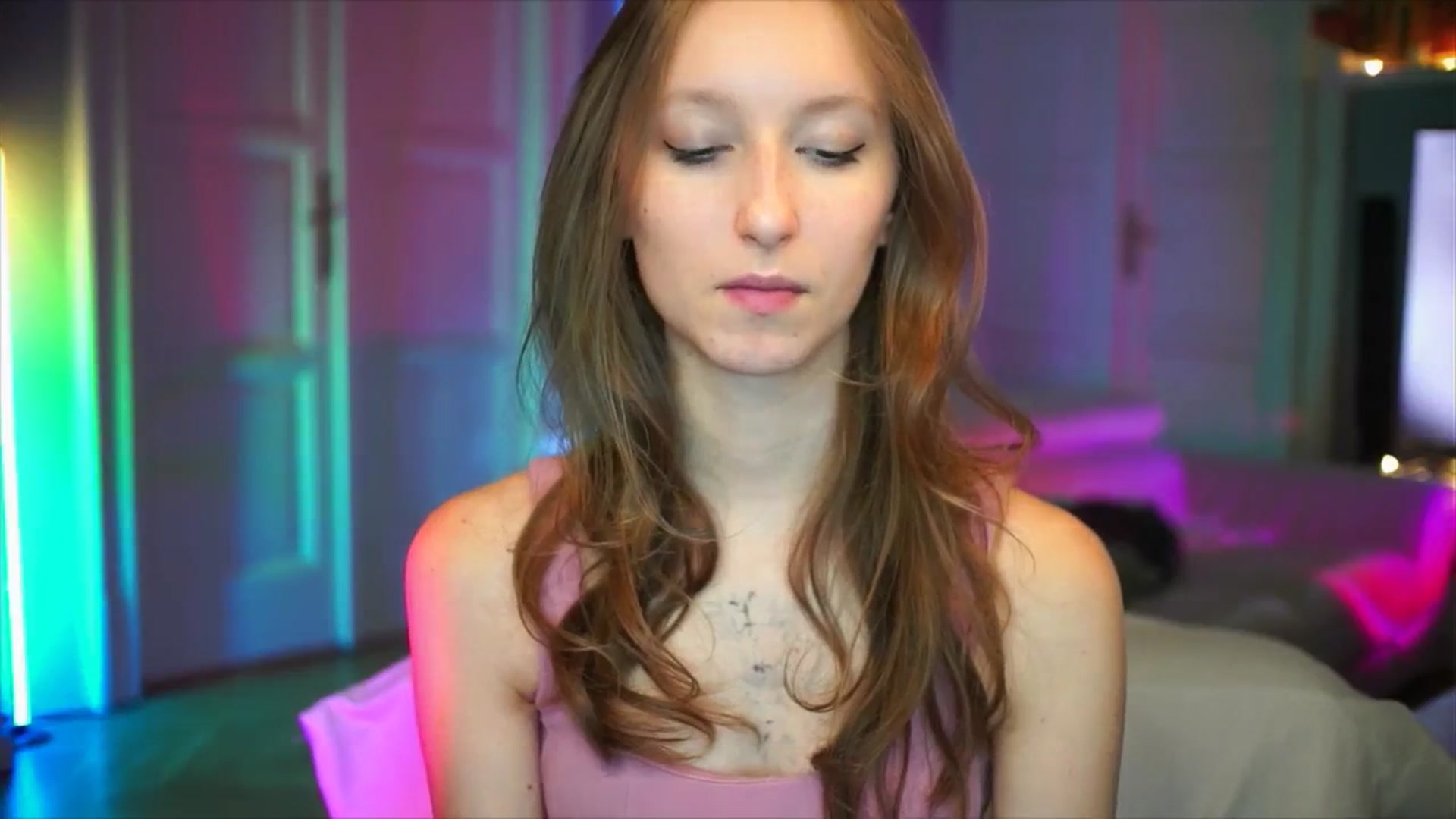 Gallery image thumbnail from Kira9's myfreecams stream on, 10/05/2025, 17:30 image 3 of 20