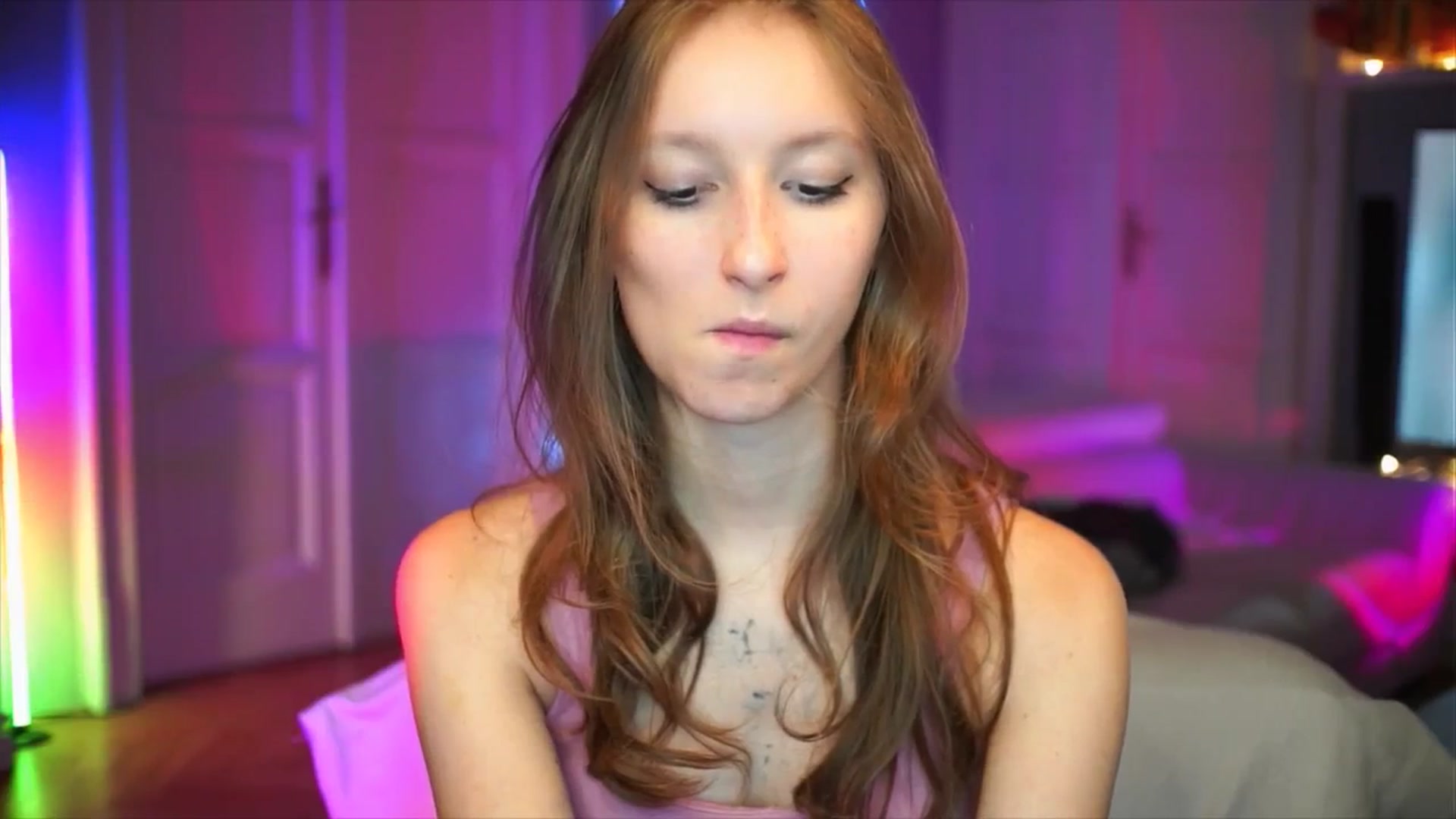 Gallery image thumbnail from Kira9's myfreecams stream on, 10/05/2025, 17:30 image 4 of 20