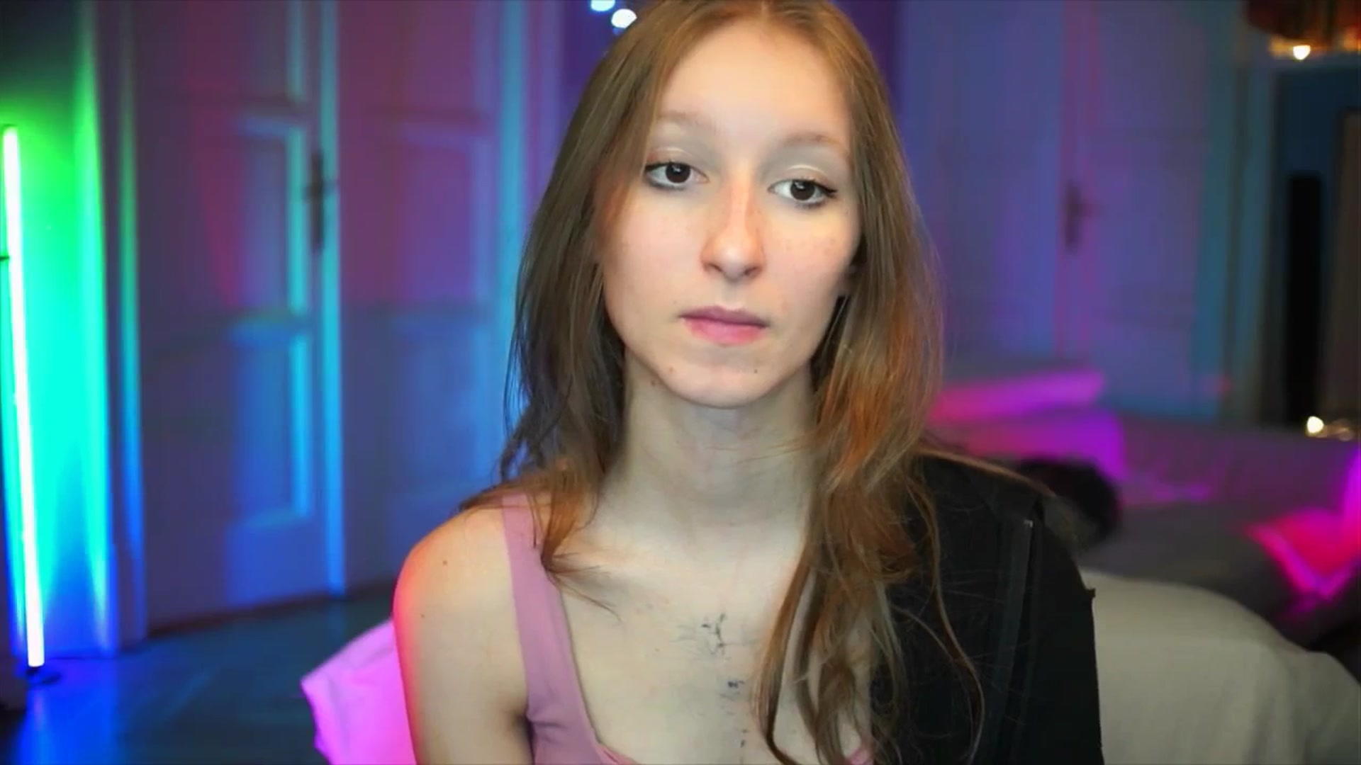 Gallery image thumbnail from Kira9's myfreecams stream on, 10/05/2025, 17:30 image 11 of 20