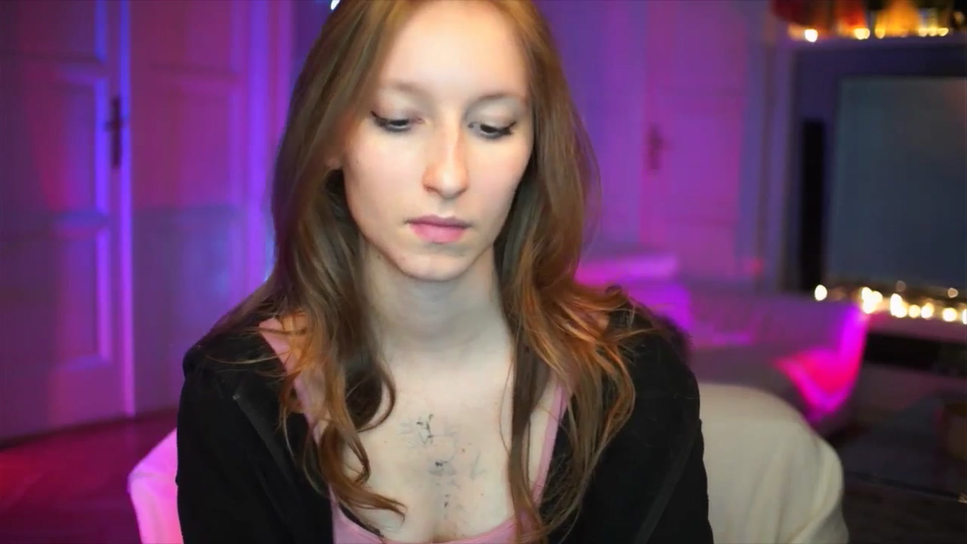 Gallery image thumbnail from Kira9's myfreecams stream on, 10/05/2025, 18:50 image 12 of 20