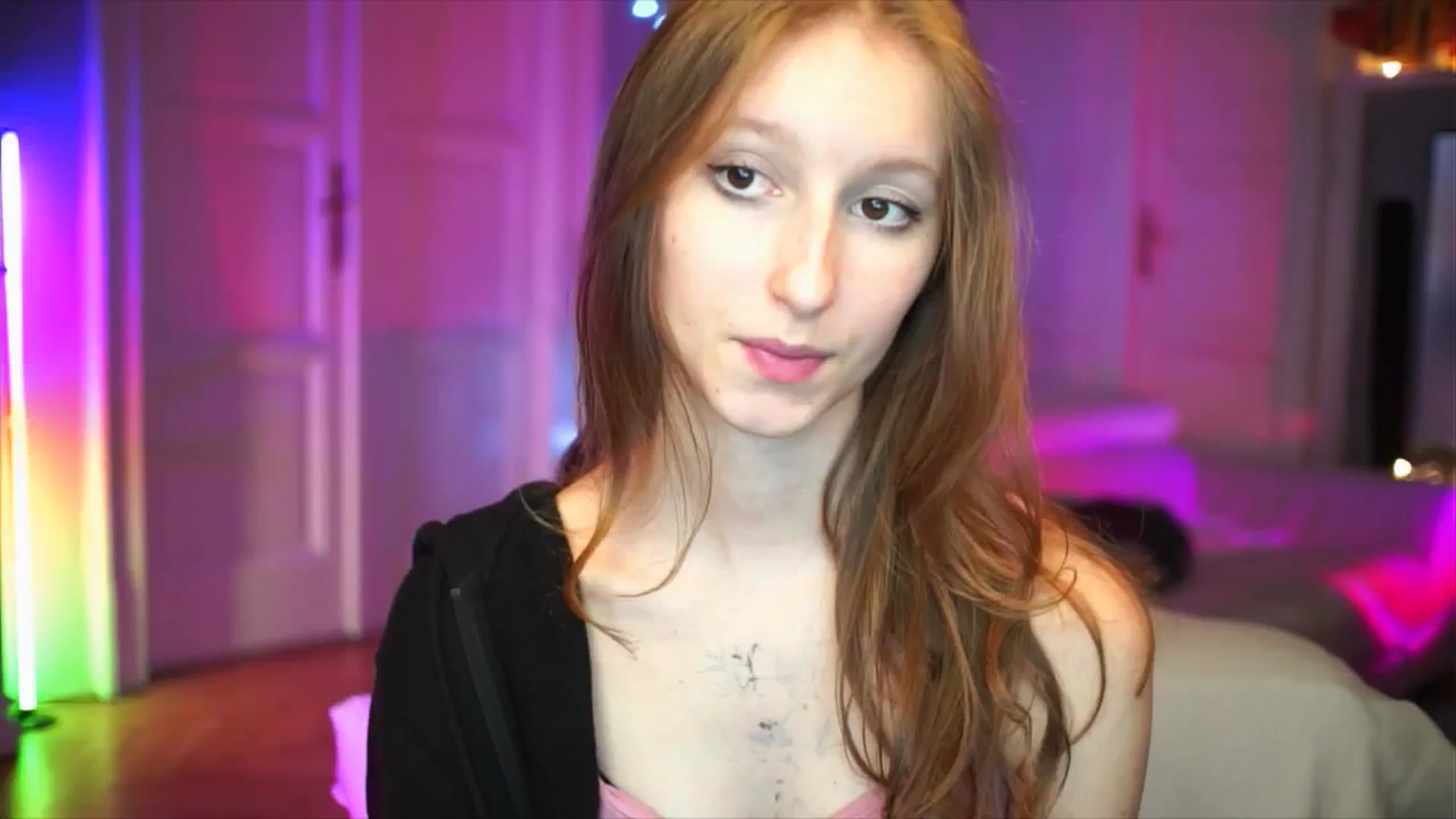 Gallery image thumbnail from Kira9's myfreecams stream on, 10/05/2025, 18:50 image 1 of 20