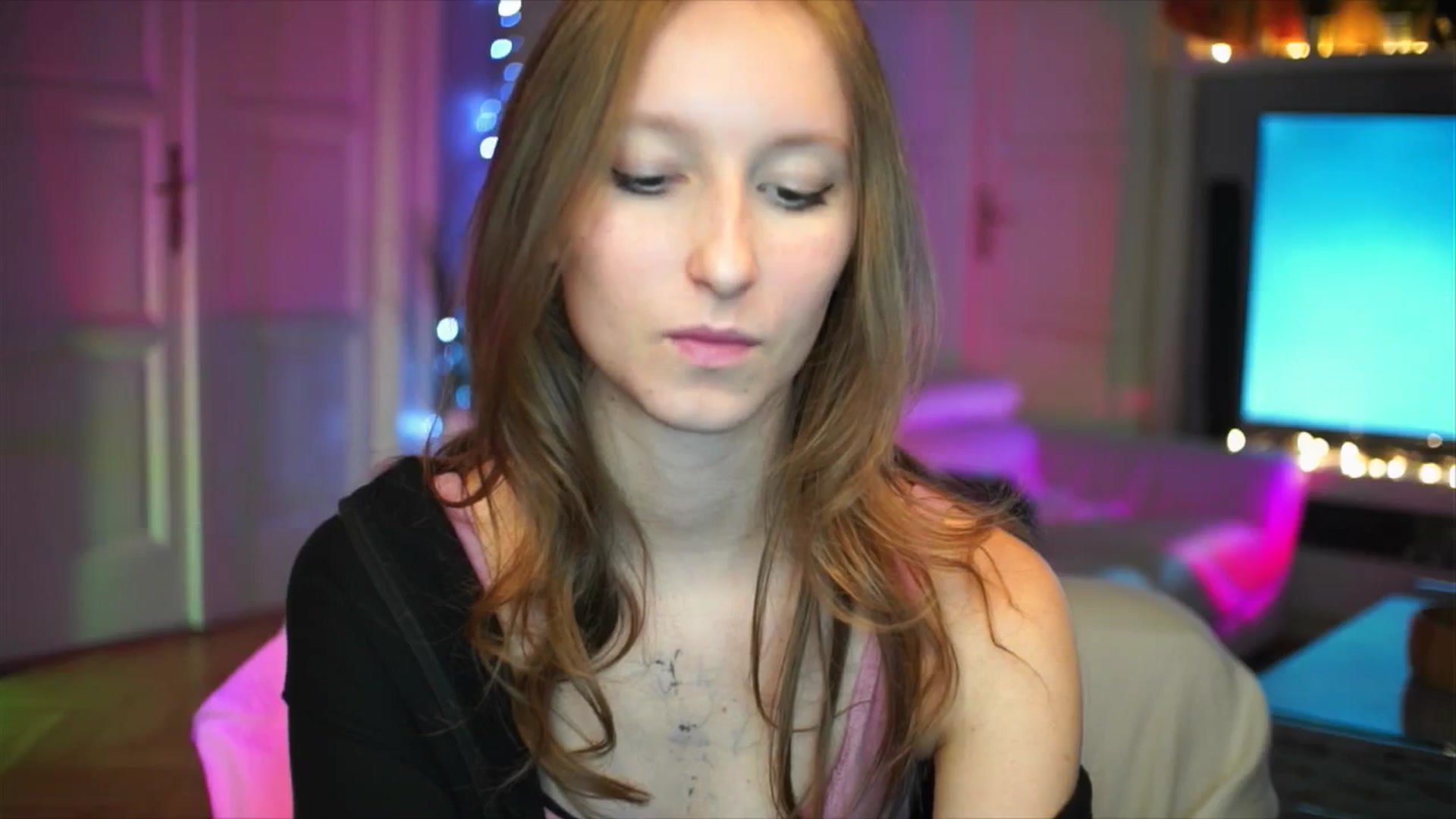 Gallery image thumbnail from Kira9's myfreecams stream on, 10/05/2025, 18:50 image 13 of 20
