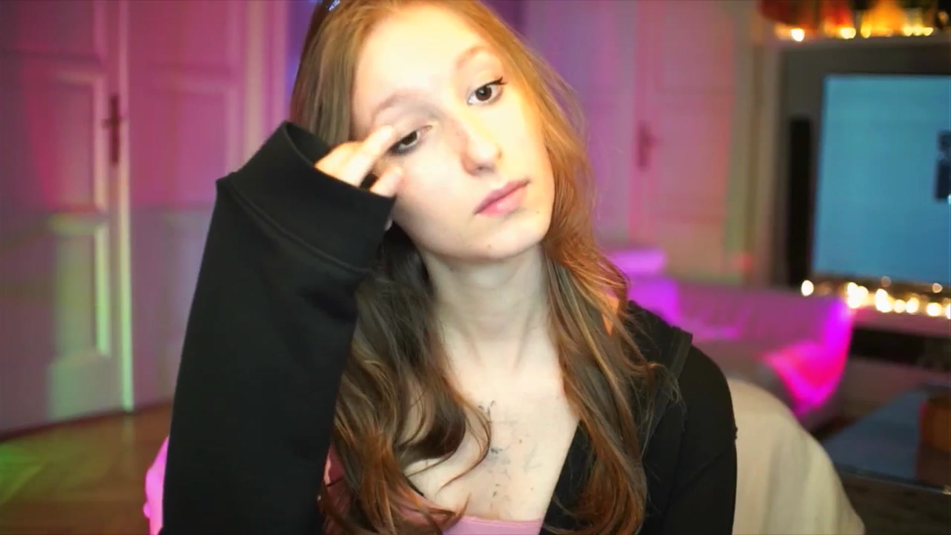 Gallery image thumbnail from Kira9's myfreecams stream on, 10/05/2025, 18:50 image 17 of 20