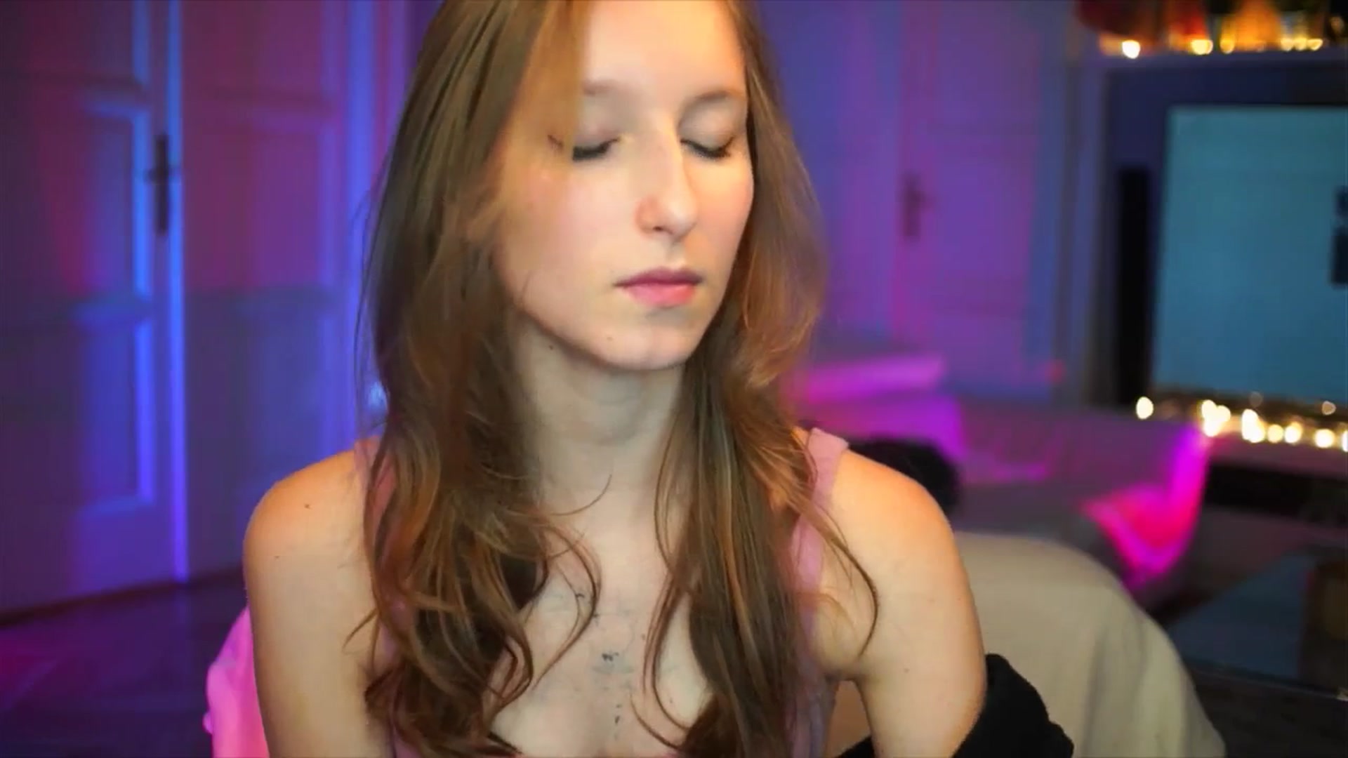Gallery image thumbnail from Kira9's myfreecams stream on, 10/05/2025, 18:50 image 19 of 20