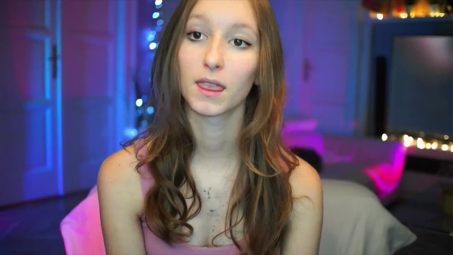 Gallery image thumbnail from Kira9's myfreecams stream on, 10/05/2025, 18:50 image 11 of 20