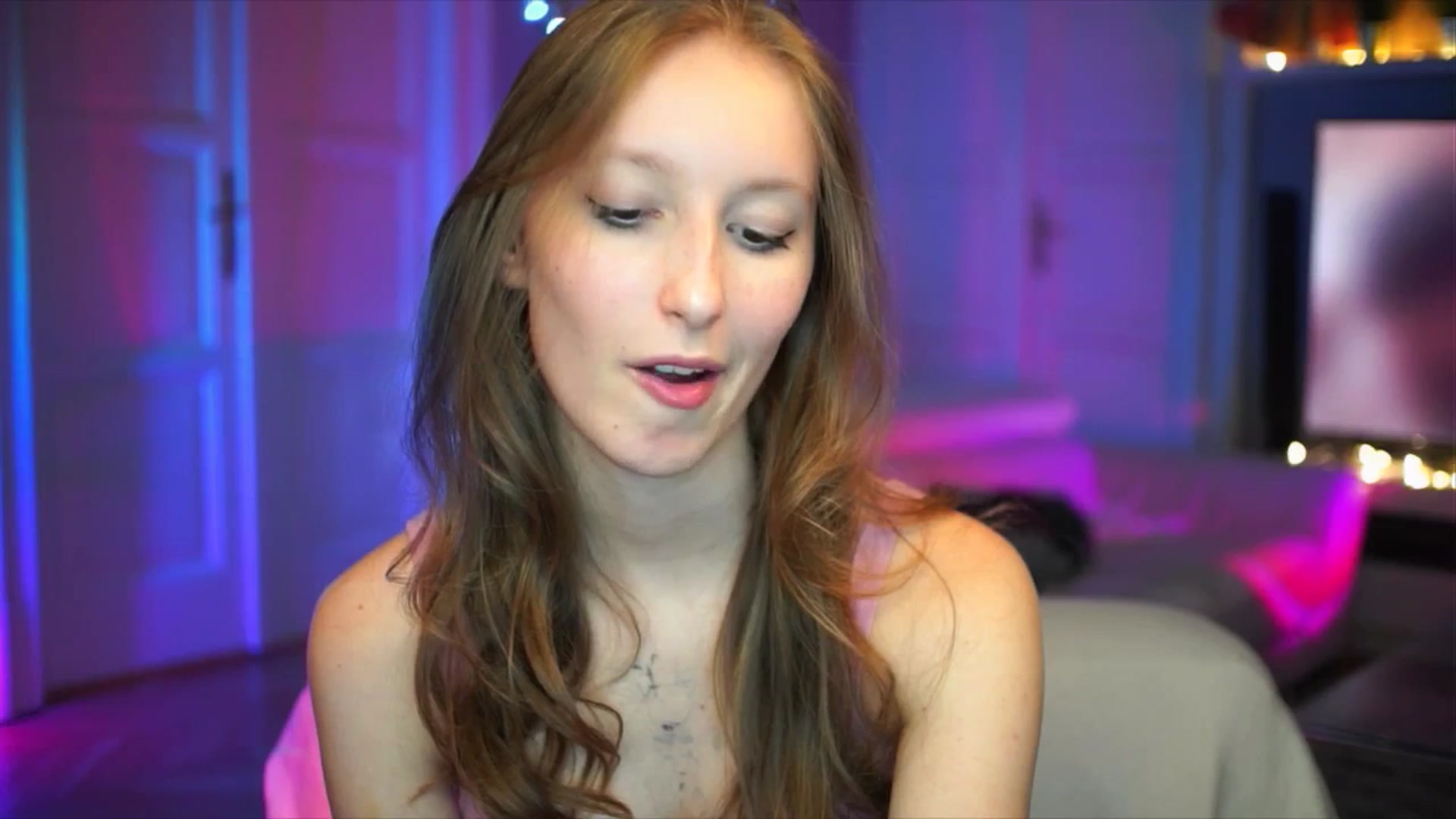 Gallery image thumbnail from Kira9's myfreecams stream on, 10/05/2025, 19:31 image 15 of 20