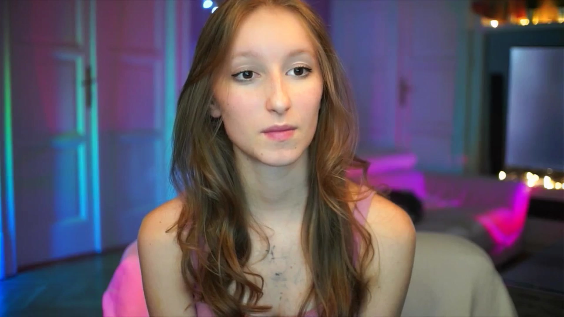 Gallery image thumbnail from Kira9's myfreecams stream on, 10/05/2025, 19:31 image 13 of 20
