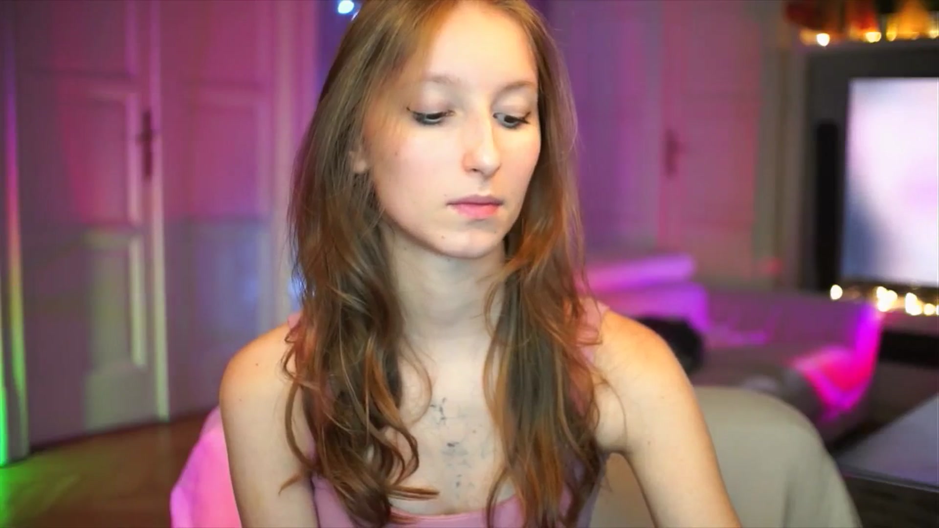 Gallery image thumbnail from Kira9's myfreecams stream on, 10/05/2025, 19:31 image 10 of 20