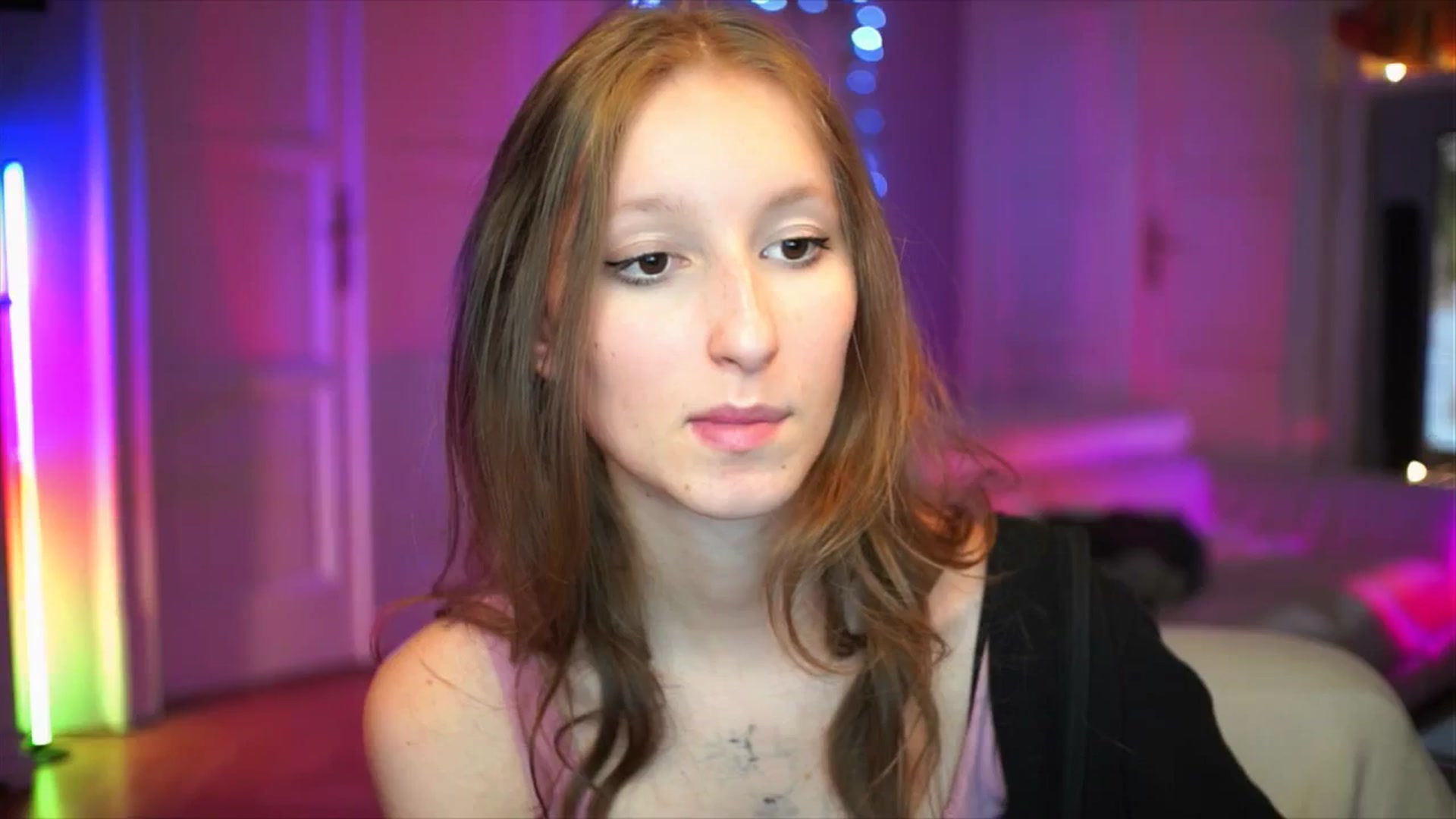 Gallery image thumbnail from Kira9's myfreecams stream on, 10/05/2025, 20:44 image 16 of 20