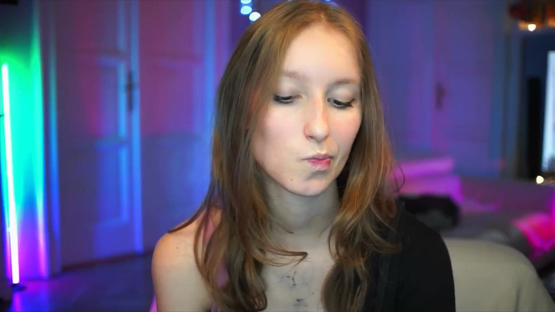 Gallery image thumbnail from Kira9's myfreecams stream on, 10/05/2025, 20:44 image 13 of 20
