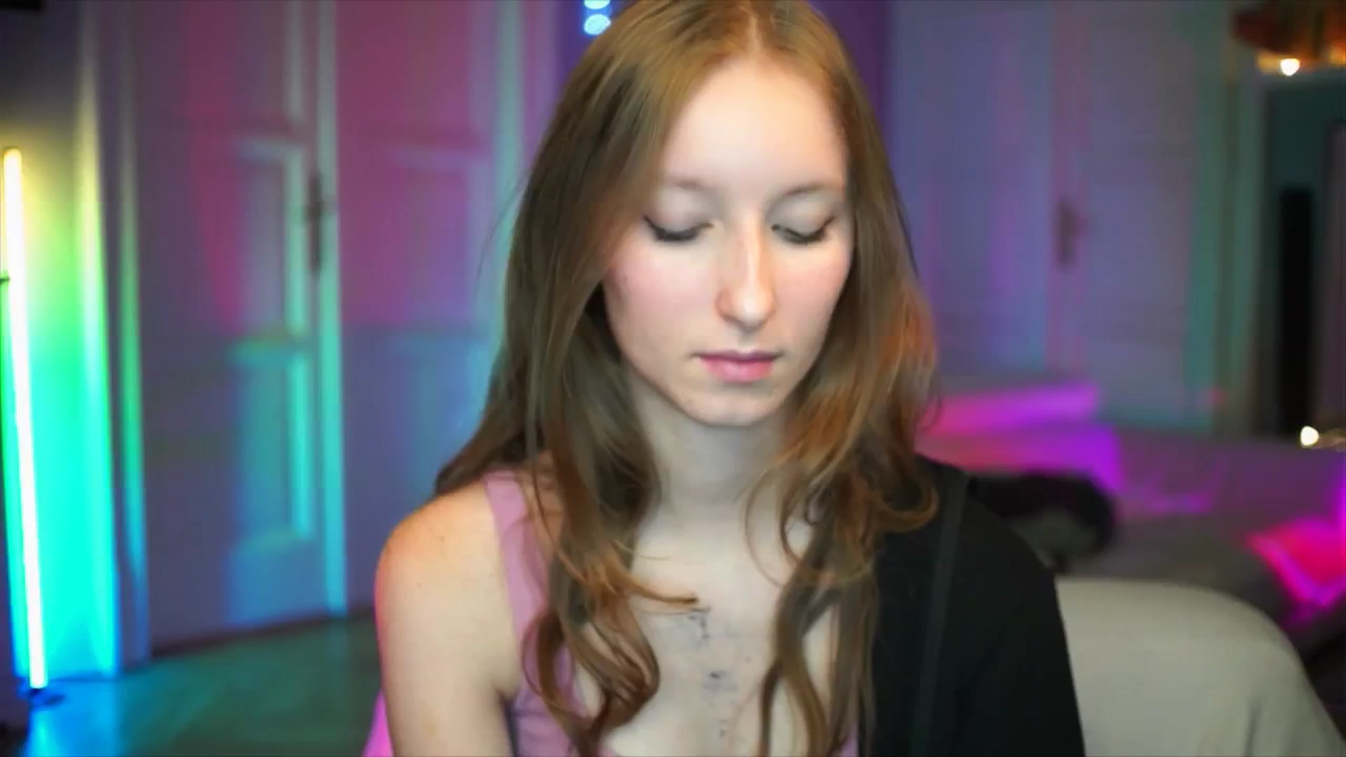 Gallery image thumbnail from Kira9's myfreecams stream on, 10/05/2025, 20:44 image 10 of 20