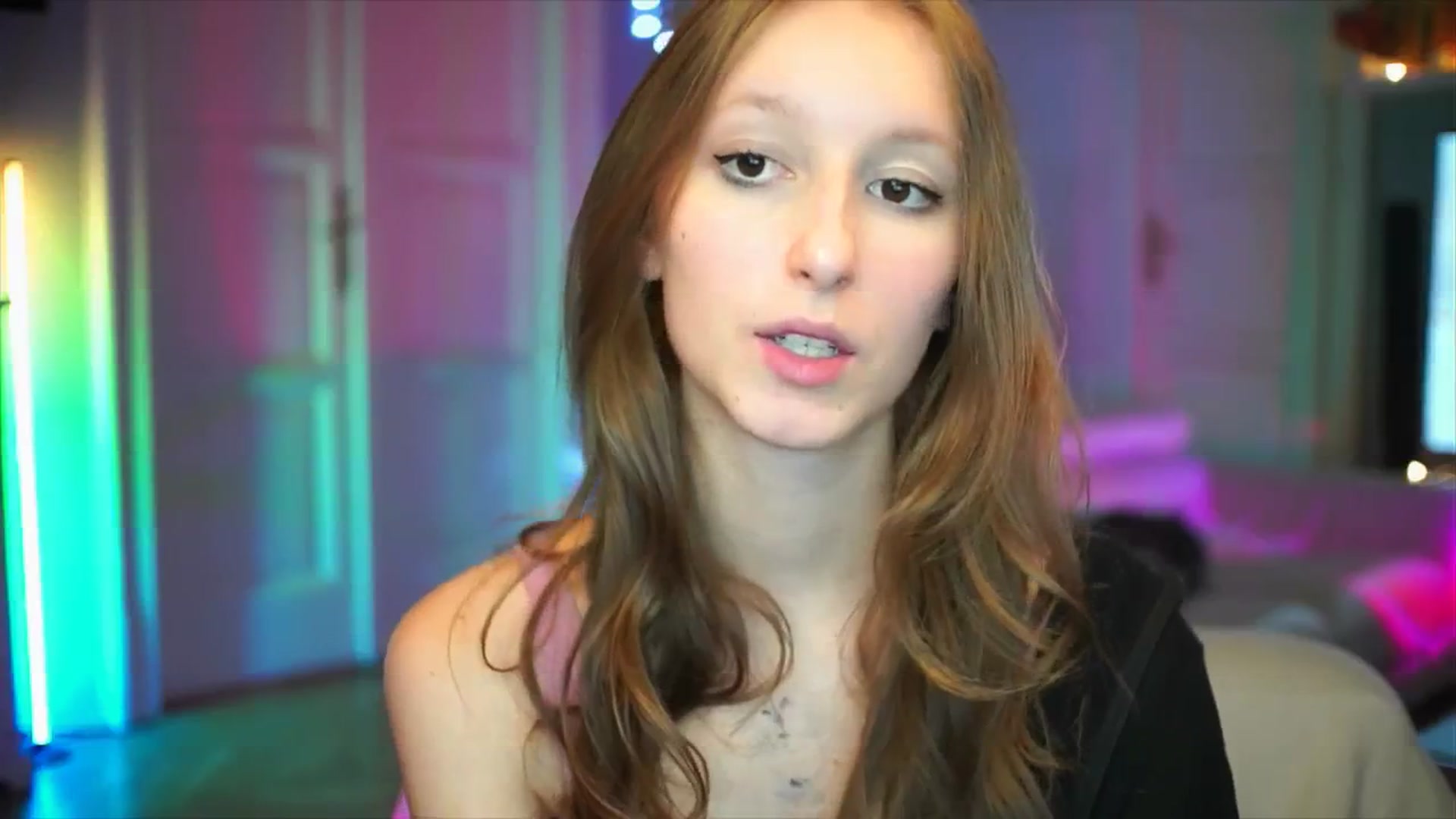 Gallery image thumbnail from Kira9's myfreecams stream on, 10/05/2025, 20:44 image 19 of 20