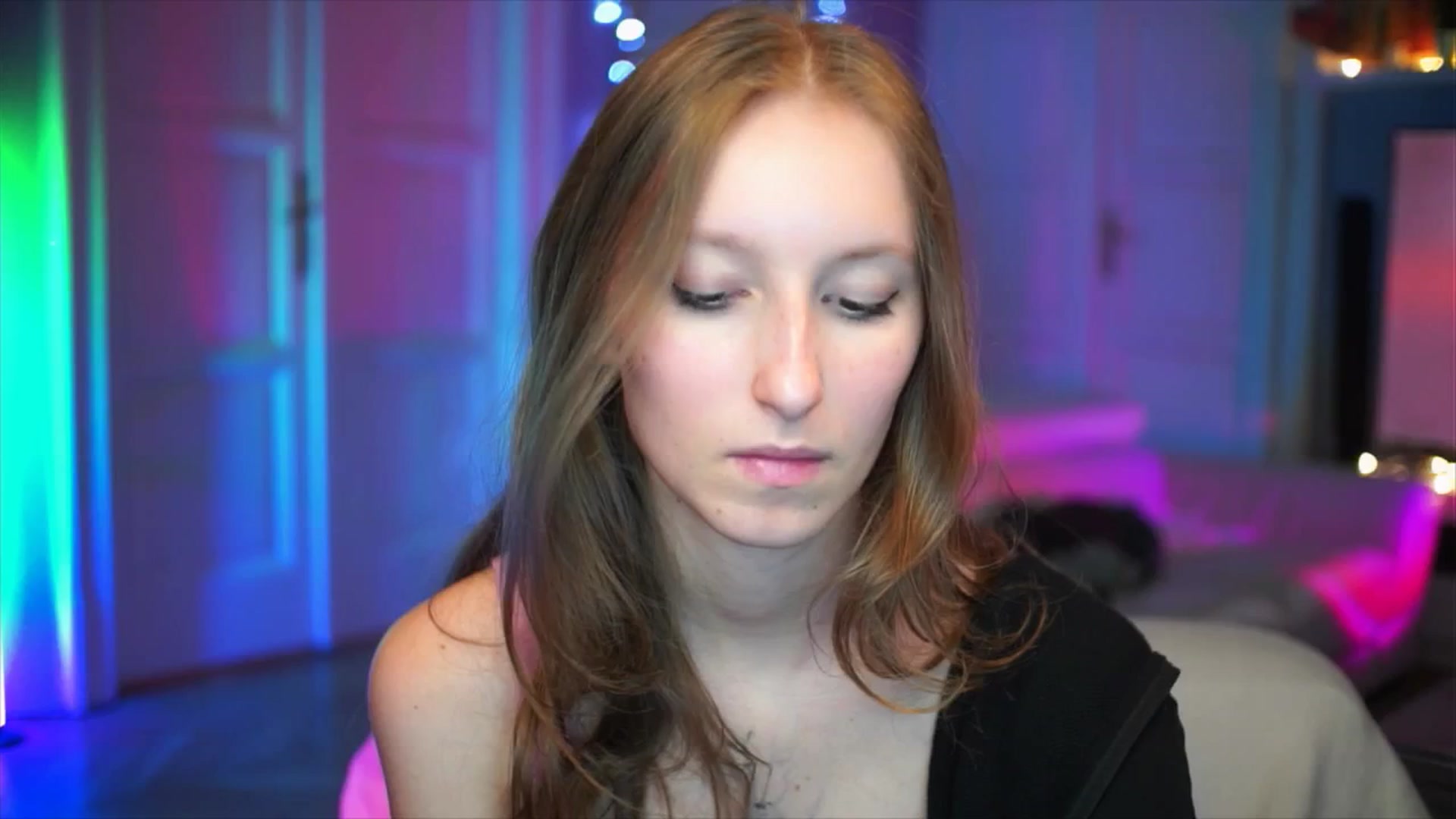 Gallery image thumbnail from Kira9's myfreecams stream on, 10/05/2025, 20:44 image 6 of 20