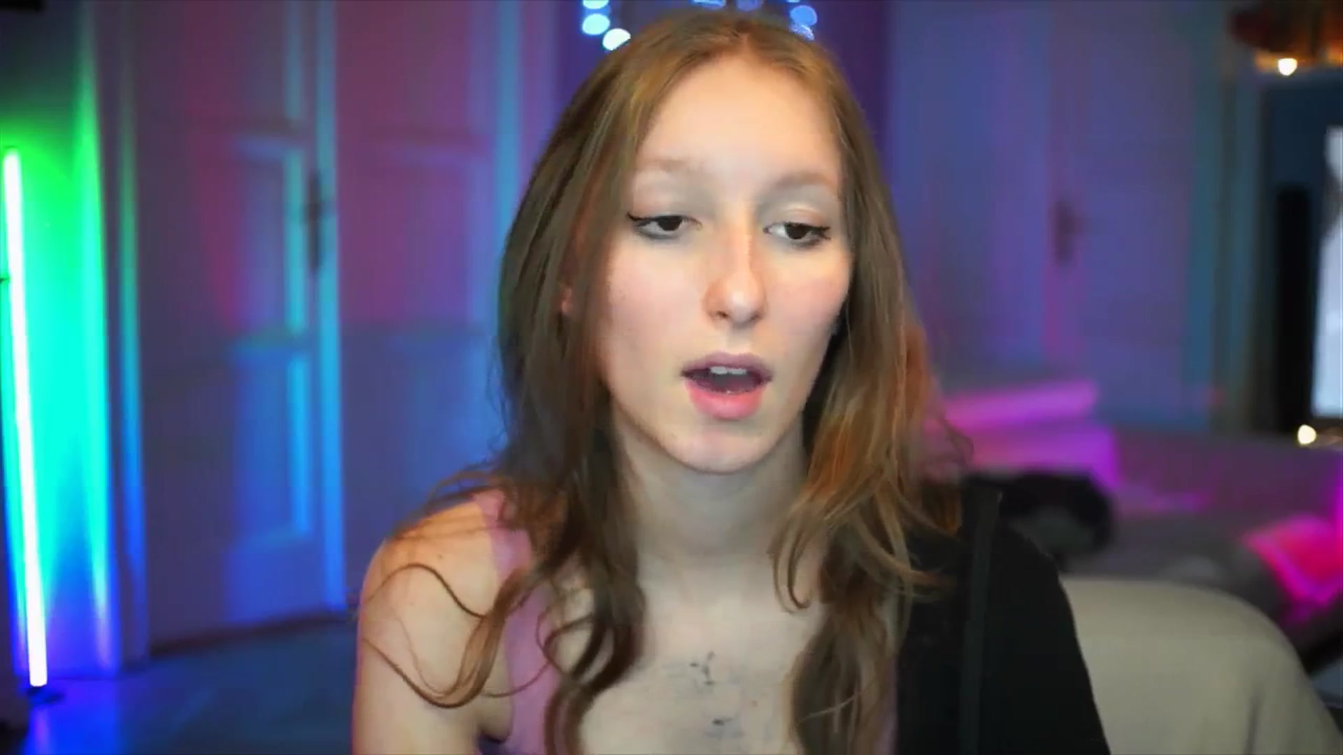 Gallery image thumbnail from Kira9's myfreecams stream on, 10/05/2025, 20:44 image 15 of 20