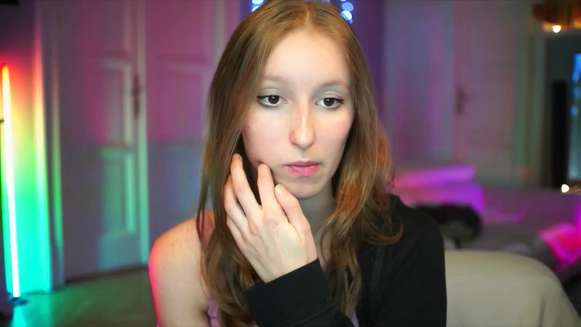 Gallery image thumbnail from Kira9's myfreecams stream on, 10/05/2025, 20:44 image 12 of 20