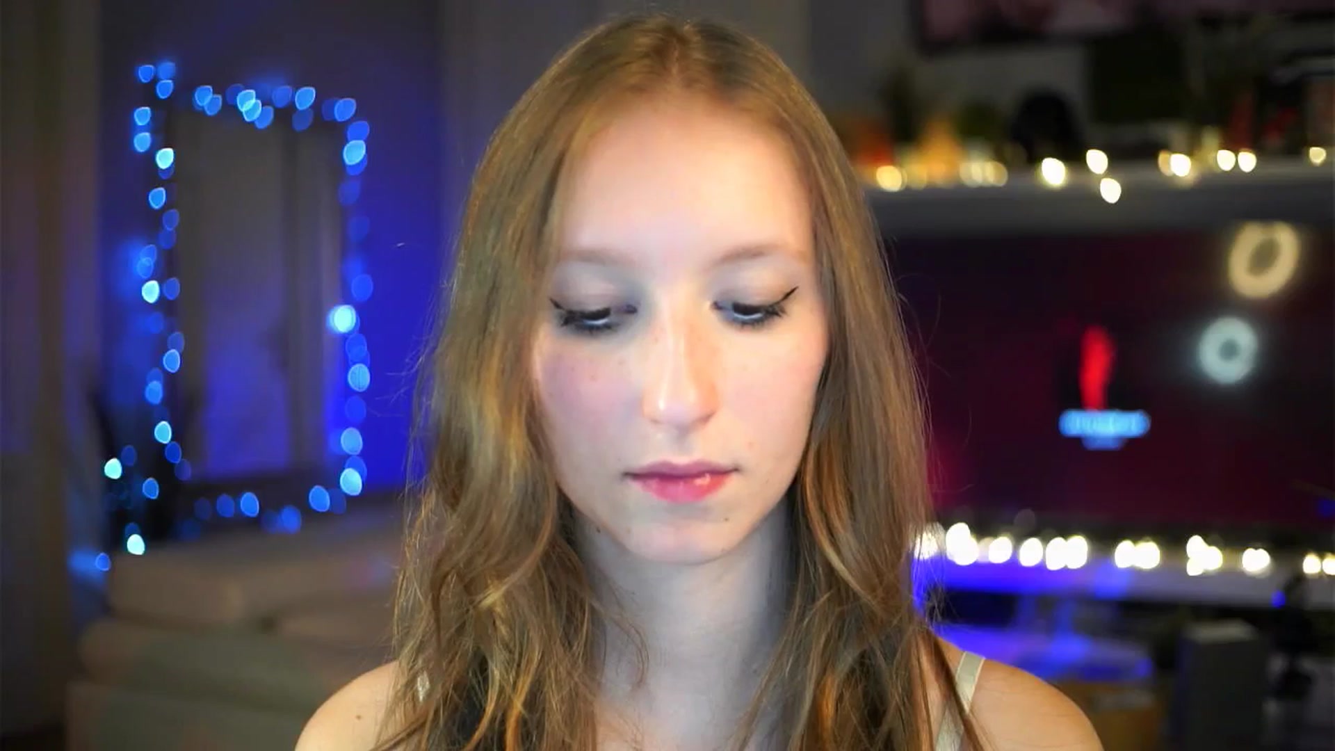 Gallery image thumbnail from Kira9's myfreecams stream on, 10/09/2025, 19:05 image 14 of 20