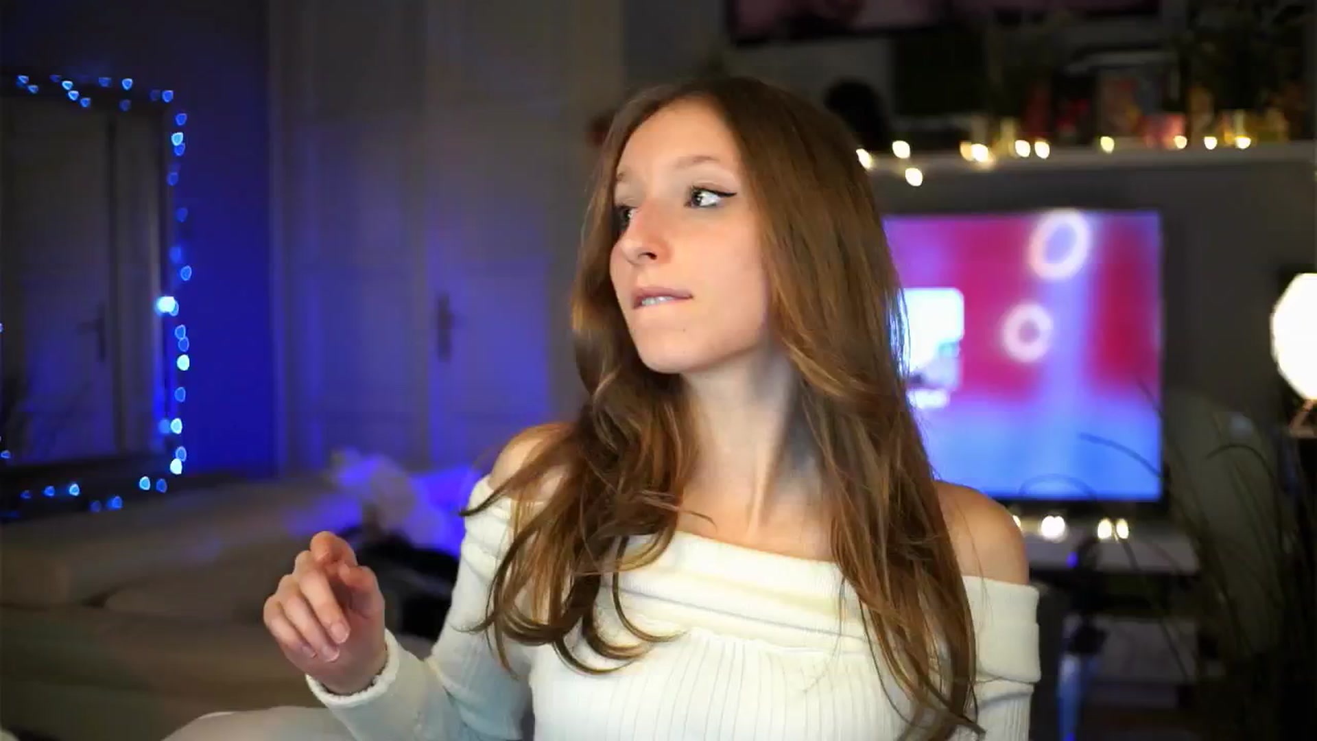 Gallery image thumbnail from Kira9's myfreecams stream on, 10/09/2025, 20:39 image 8 of 20