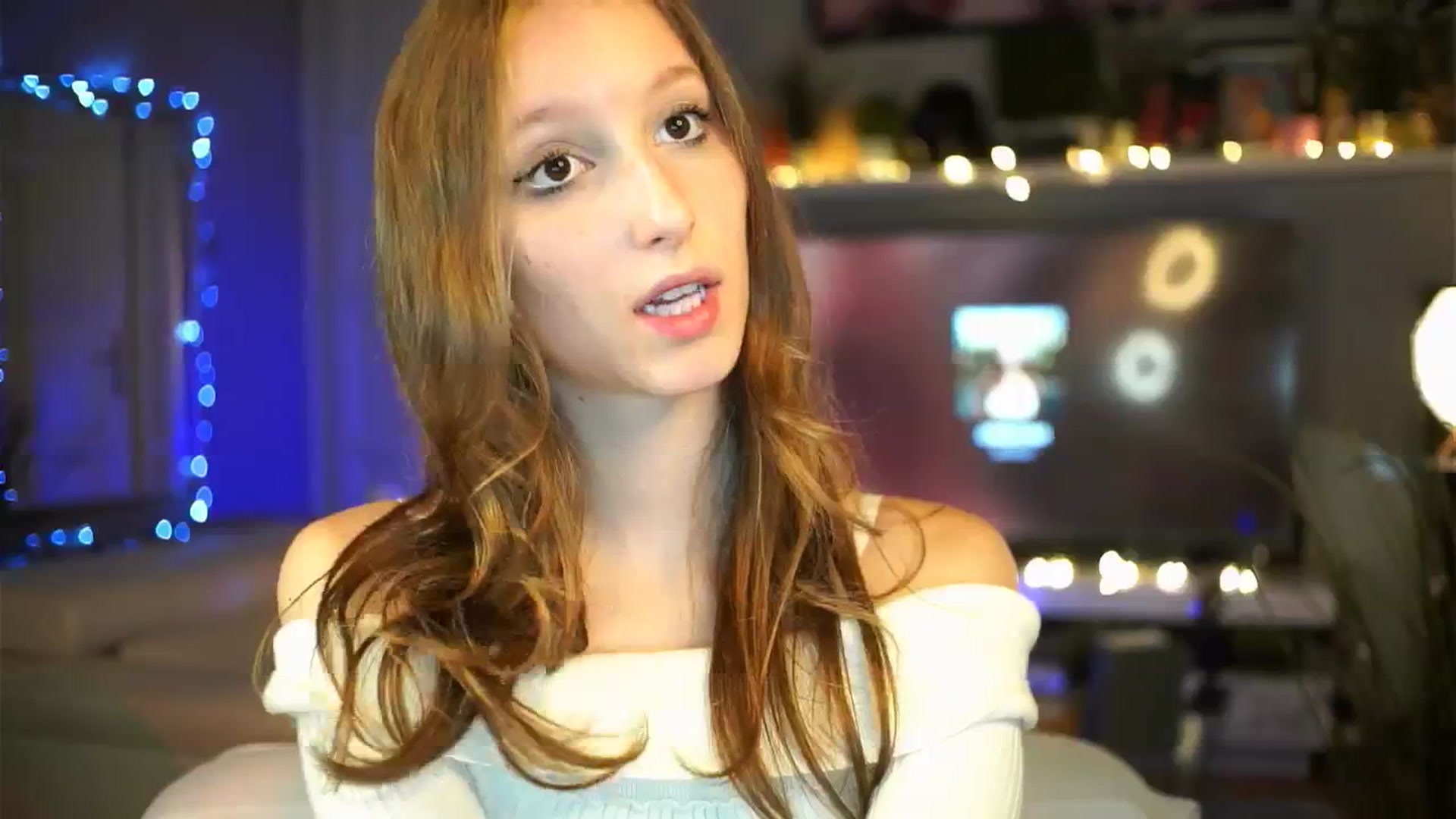 Gallery image thumbnail from Kira9's myfreecams stream on, 10/09/2025, 20:39 image 14 of 20