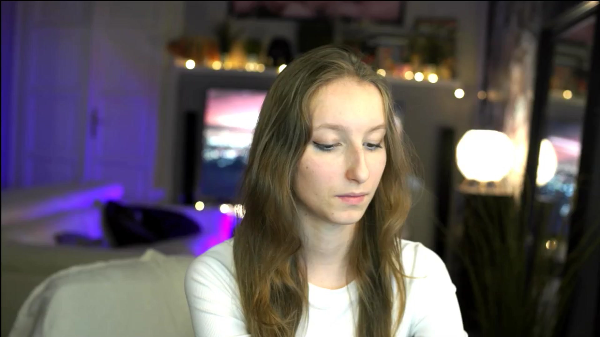 Gallery image thumbnail from Kira9's myfreecams stream on, 11/02/2025, 21:38 image 3 of 20