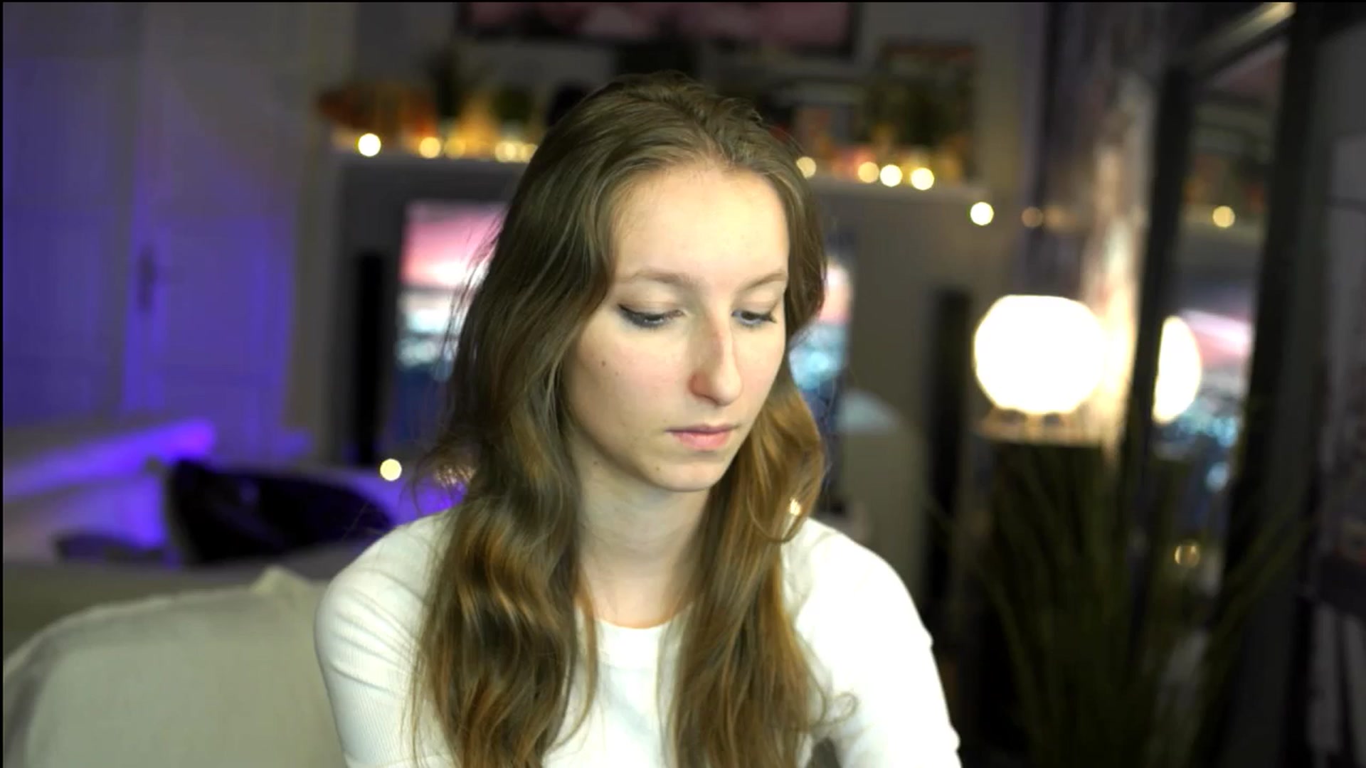 Gallery image thumbnail from Kira9's myfreecams stream on, 11/02/2025, 21:38 image 6 of 20