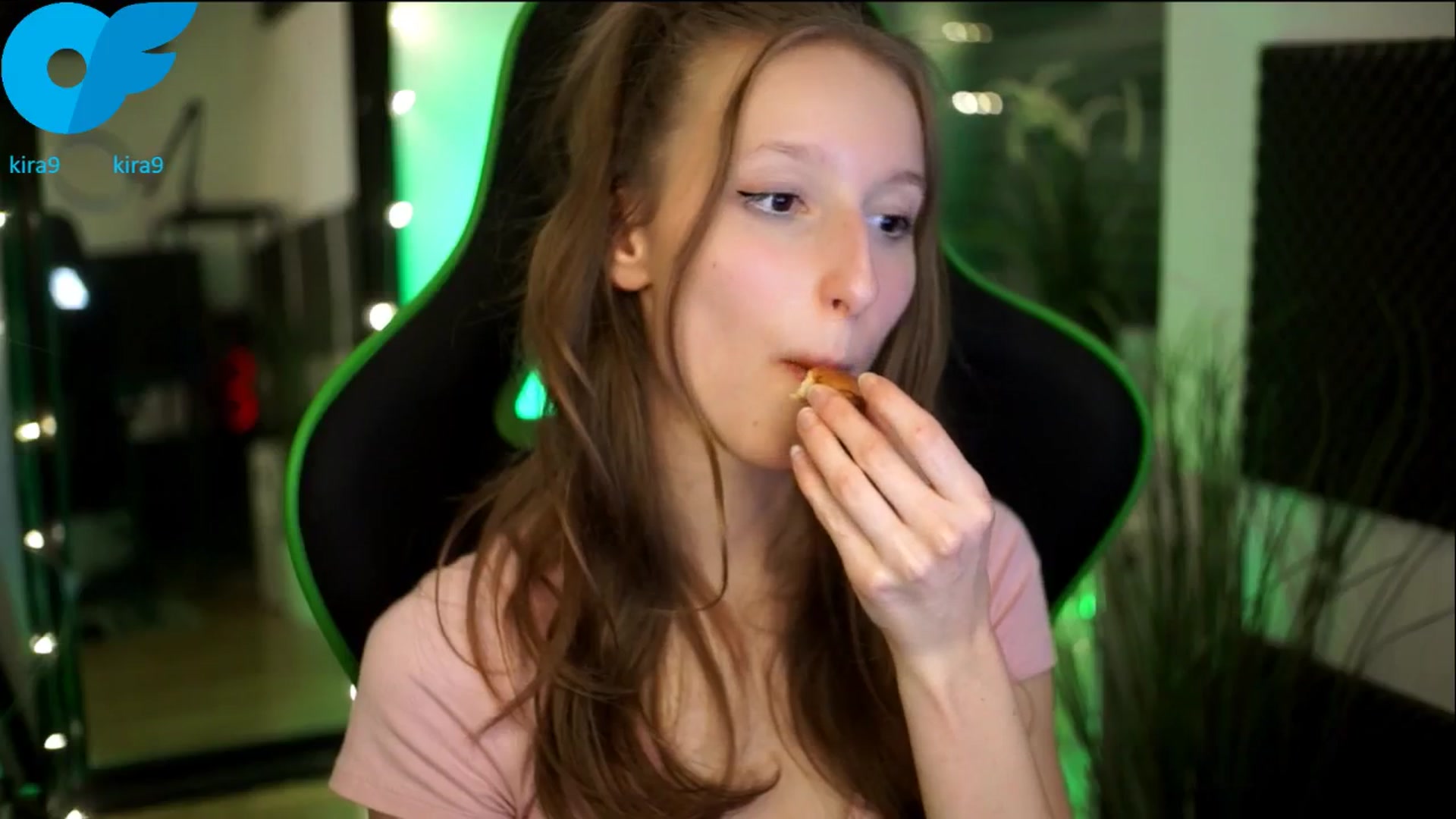 Gallery image thumbnail from Kira9's myfreecams stream on, 11/07/2025, 21:34 image 9 of 20