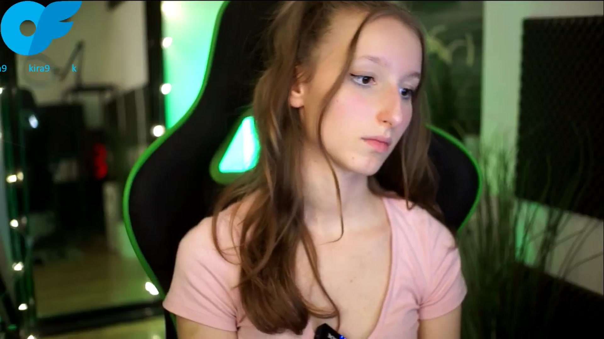 Gallery image thumbnail from Kira9's myfreecams stream on, 11/07/2025, 21:34 image 16 of 20