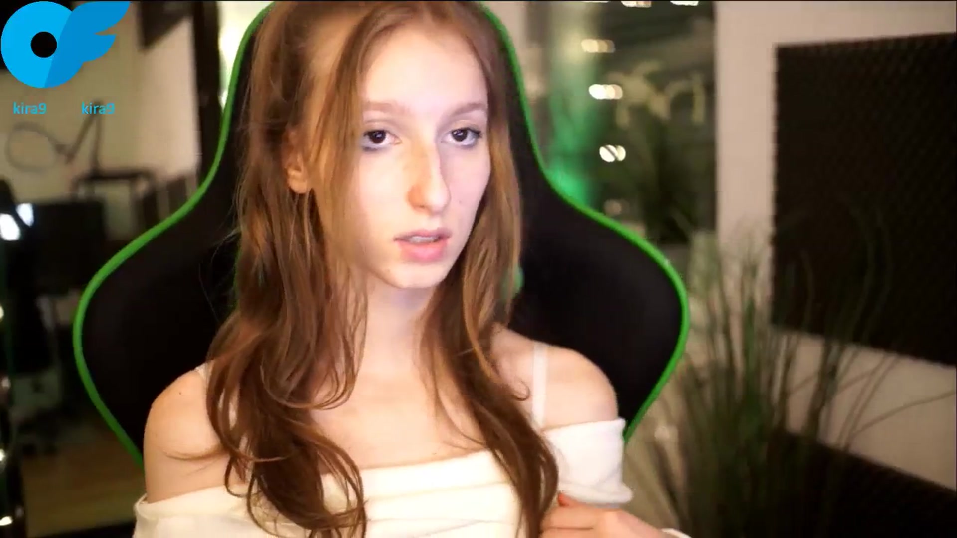 Gallery image thumbnail from Kira9's myfreecams stream on, 11/08/2025, 20:33 image 19 of 20