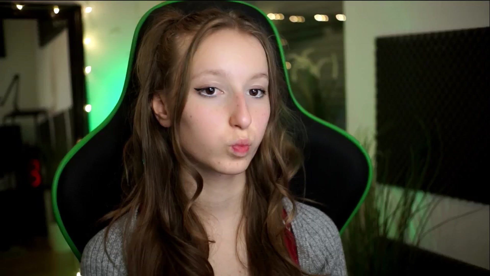 Gallery image thumbnail from Kira9's myfreecams stream on, 11/14/2025, 16:12 image 4 of 20