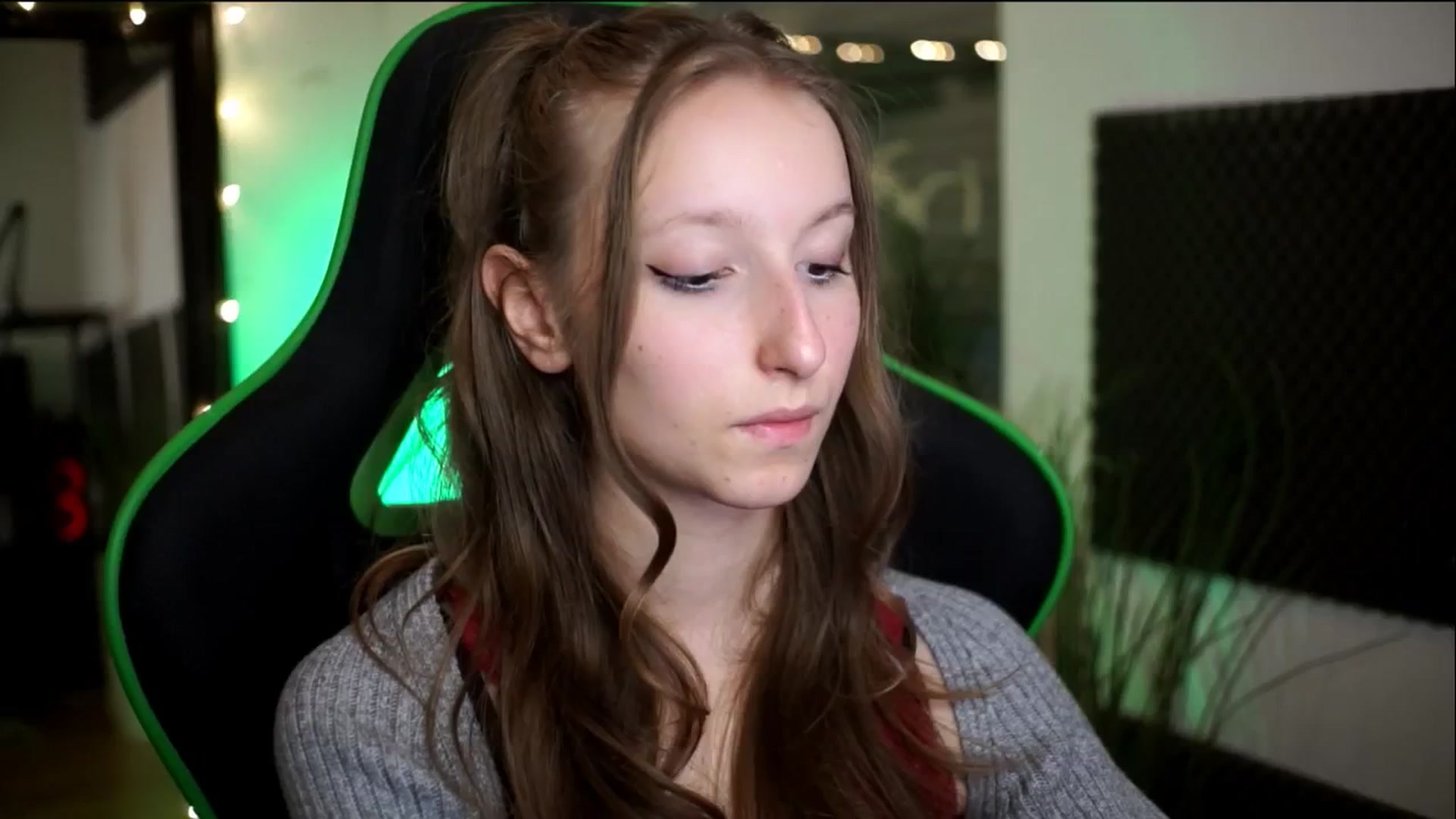 Gallery image thumbnail from Kira9's myfreecams stream on, 11/14/2025, 17:09 image 4 of 20