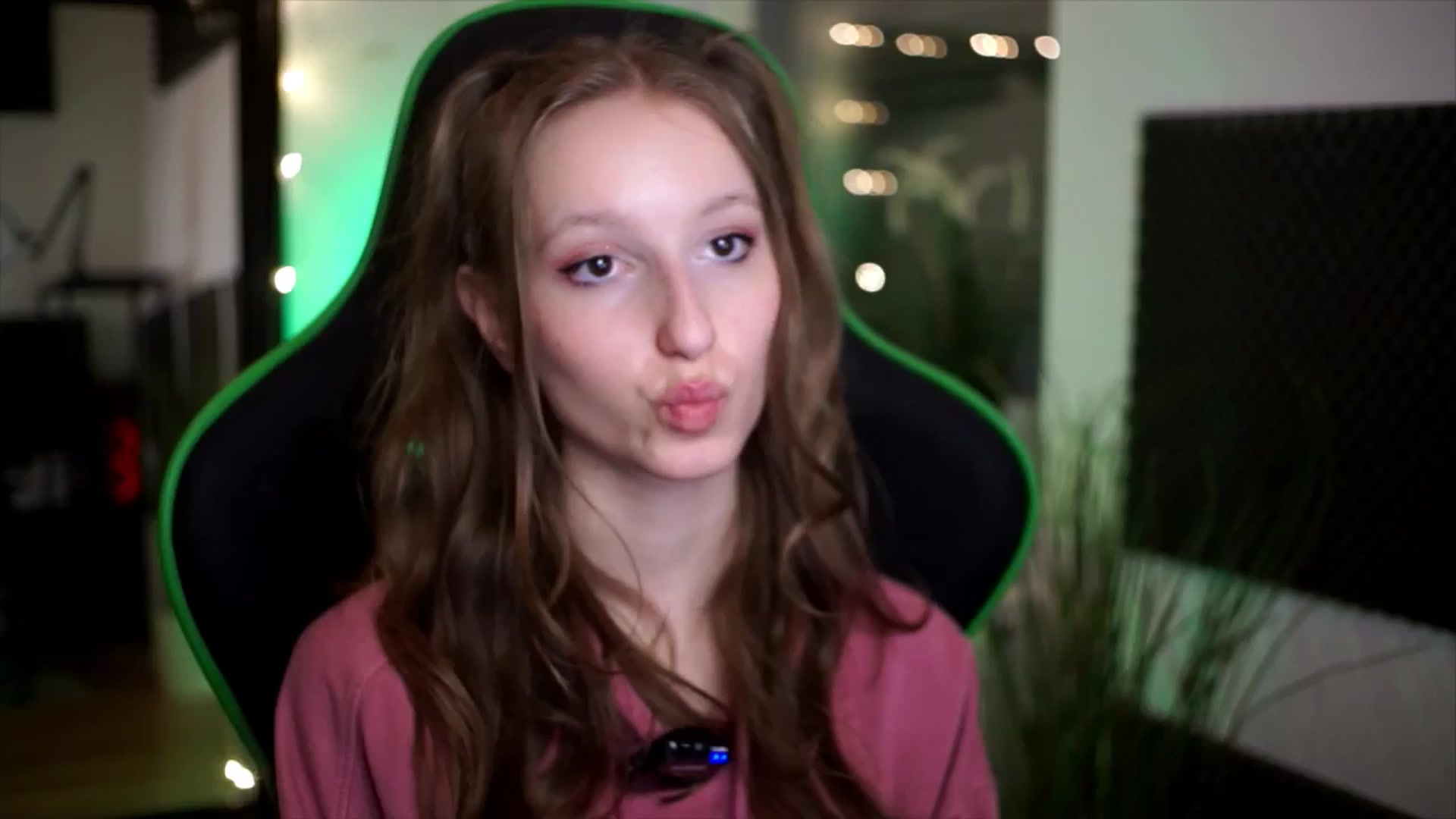 Gallery image thumbnail from Kira9's myfreecams stream on, 11/16/2025, 17:57 image 1 of 20