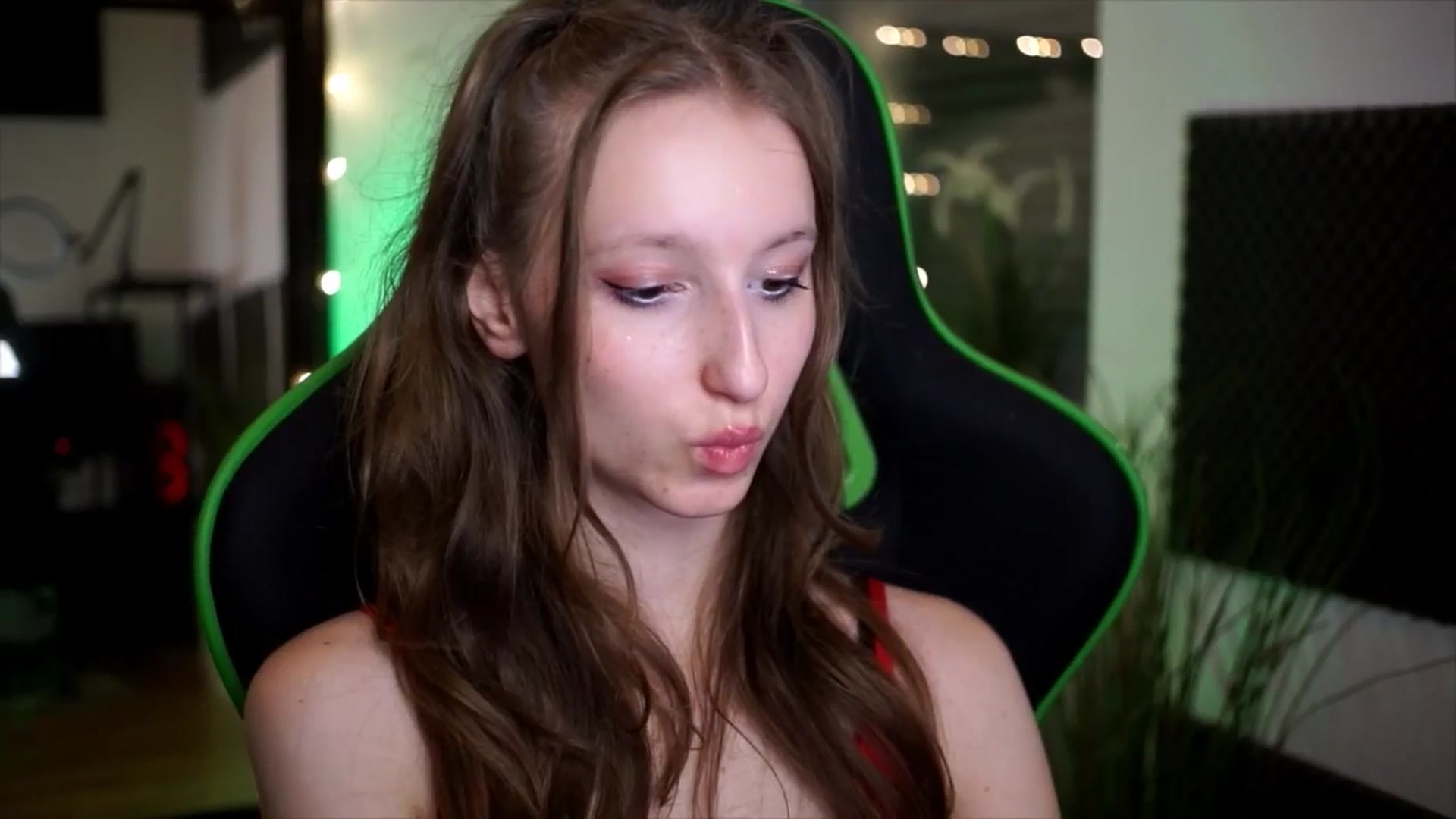 Gallery image thumbnail from Kira9's myfreecams stream on, 11/16/2025, 17:57 image 3 of 20