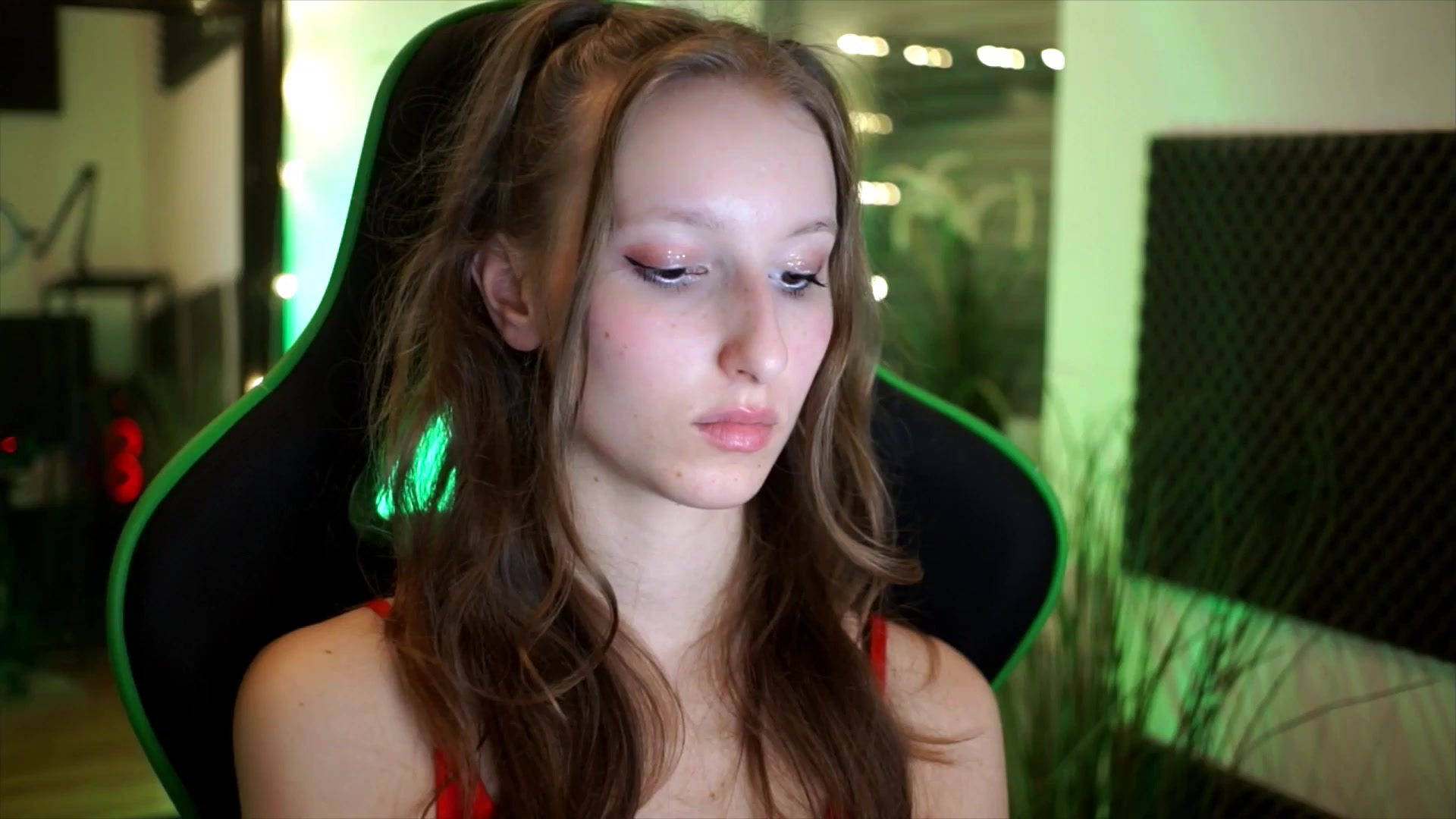 Gallery image thumbnail from Kira9's myfreecams stream on, 11/16/2025, 17:57 image 17 of 20