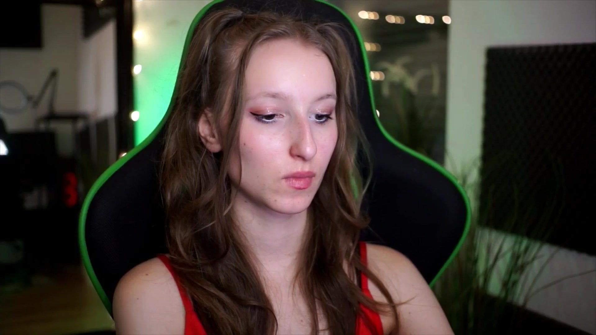 Gallery image thumbnail from Kira9's myfreecams stream on, 11/16/2025, 17:57 image 9 of 20