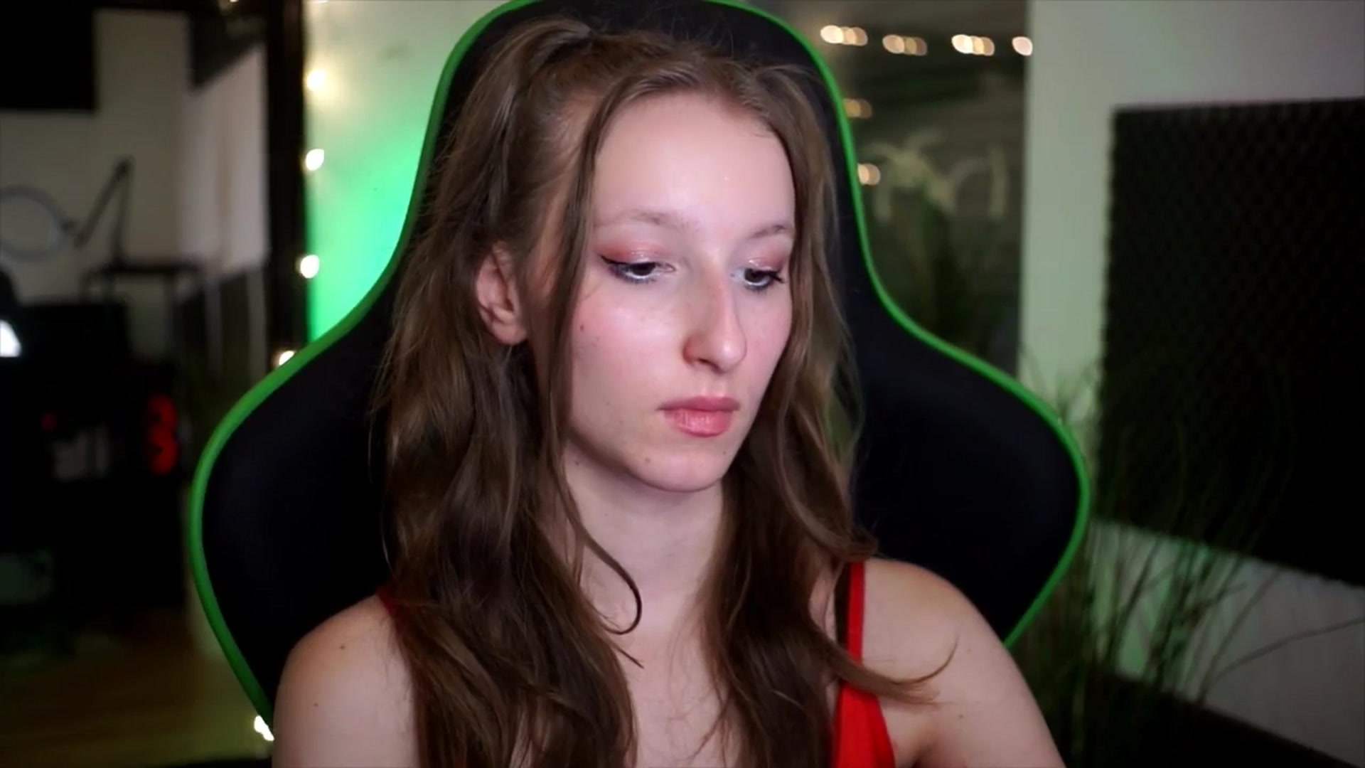 Gallery image thumbnail from Kira9's myfreecams stream on, 11/16/2025, 17:57 image 11 of 20